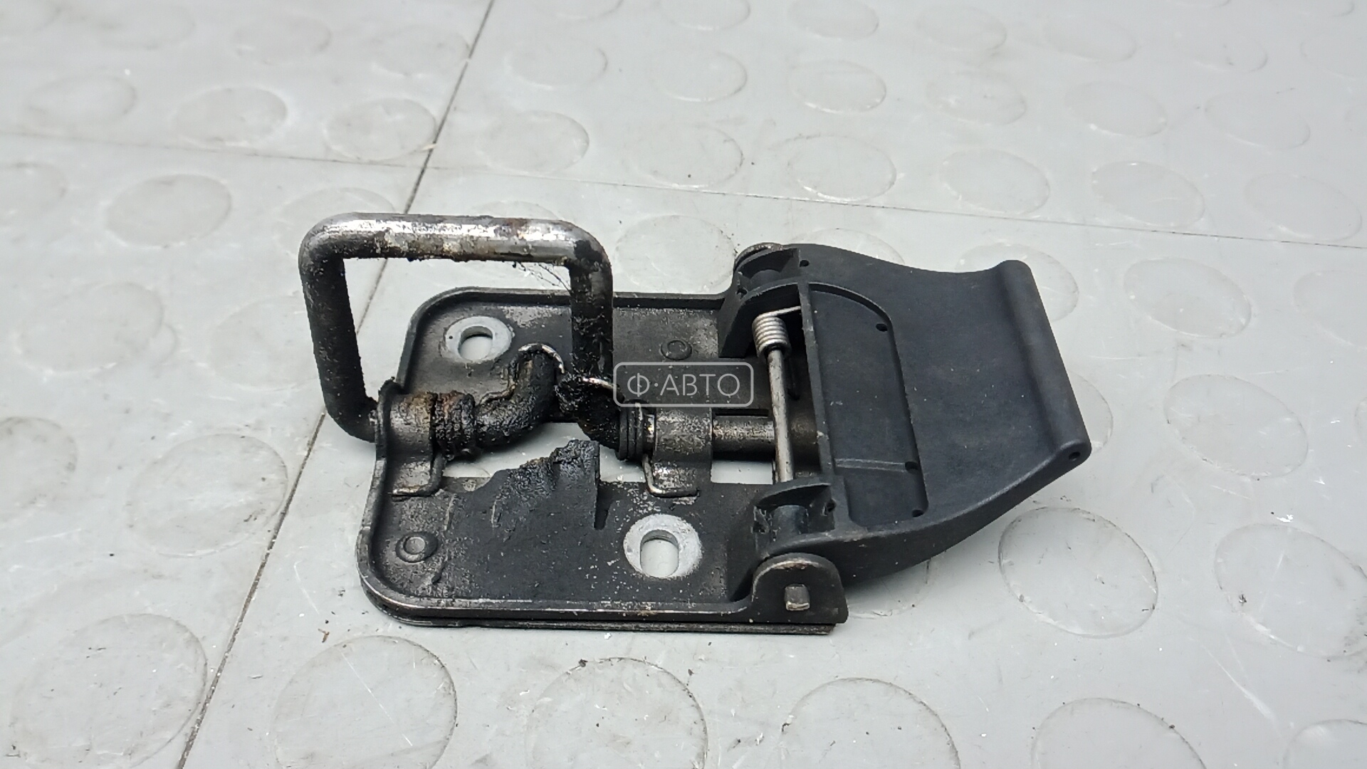 Замок капота