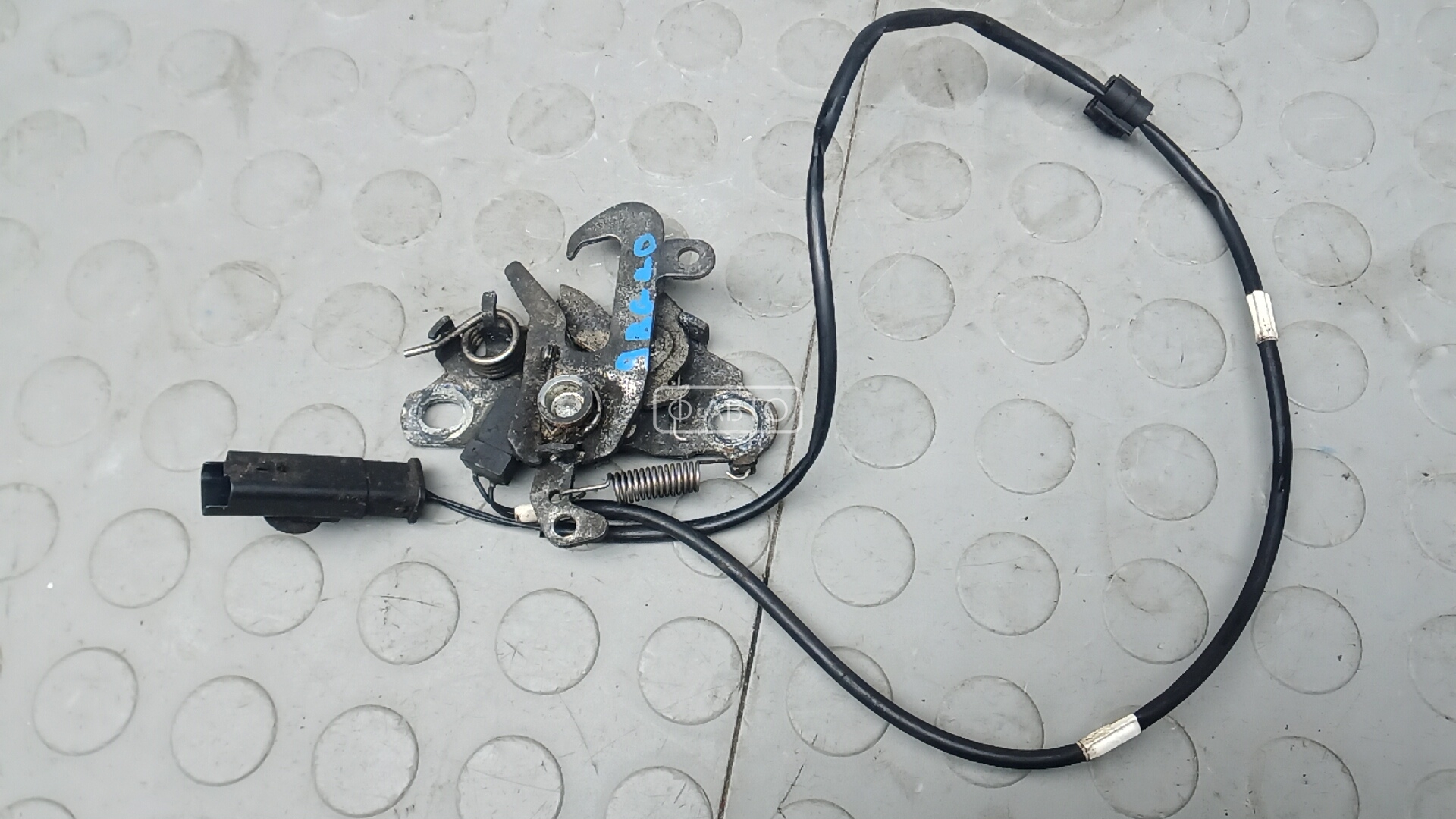 Замок капота