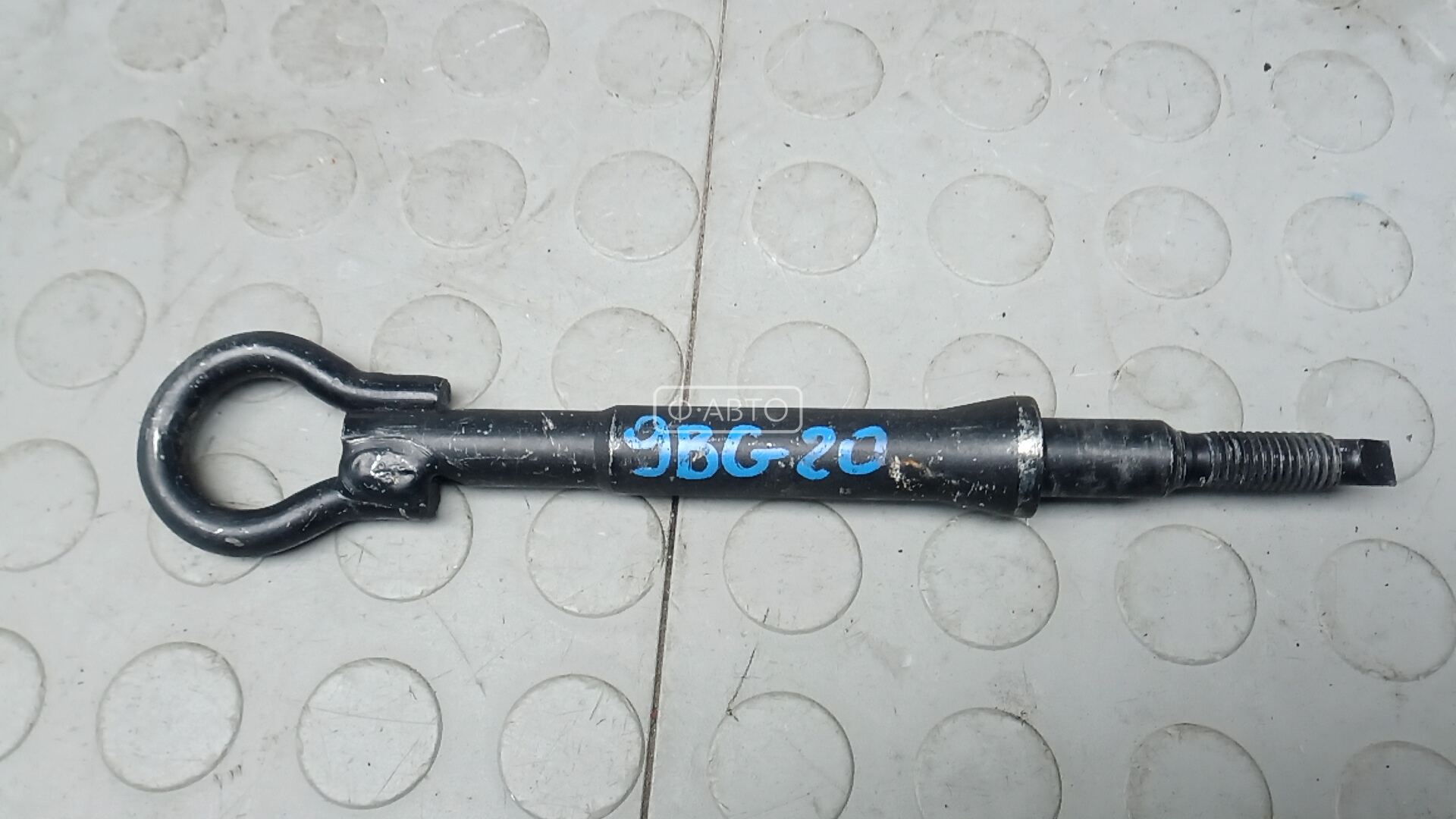 Крюк буксировочный