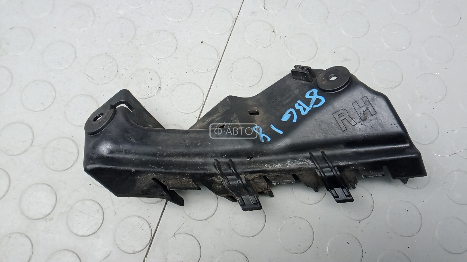 Крепление бампера переднее