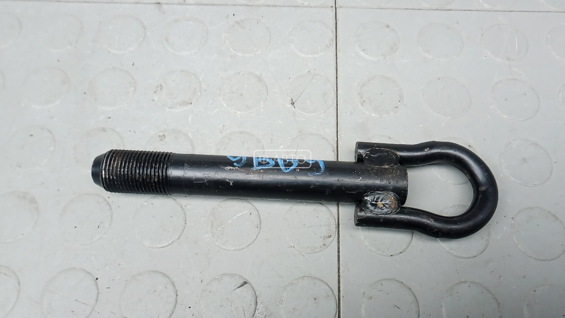 Крюк буксировочный