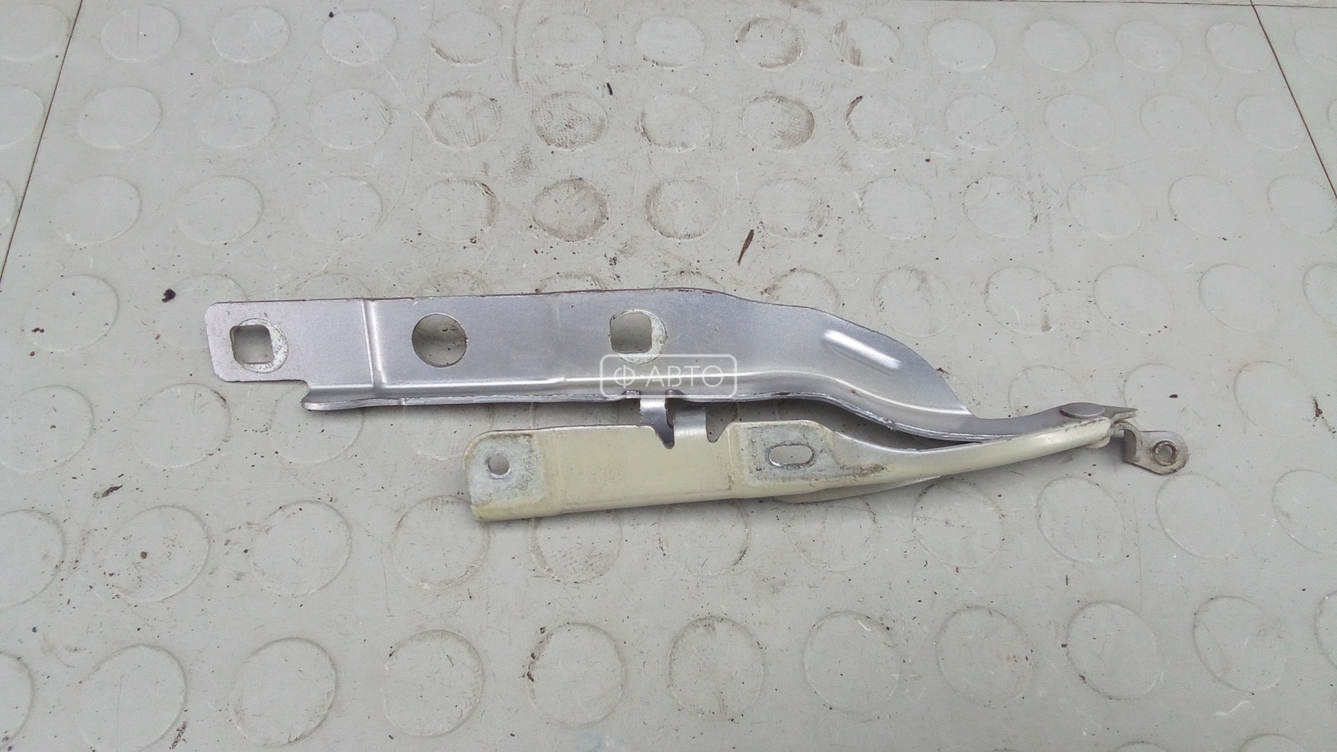 Петля капота