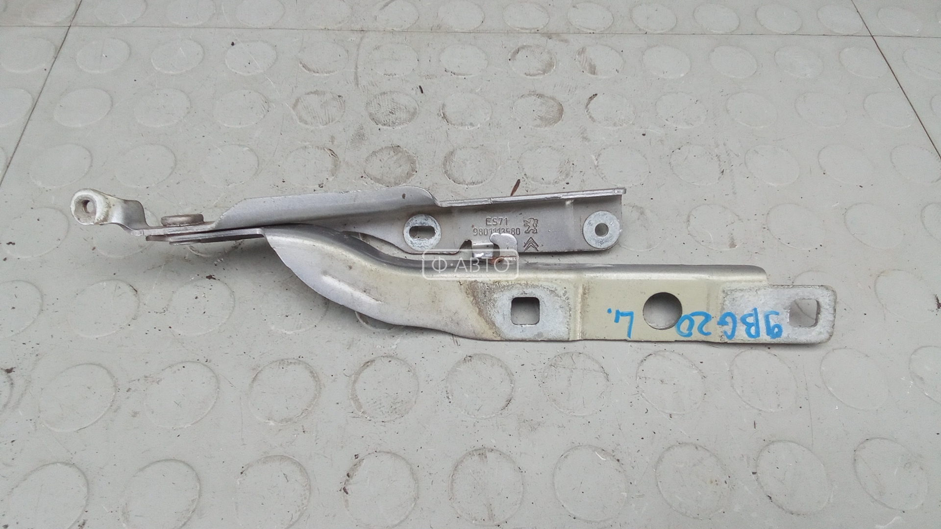 Петля капота