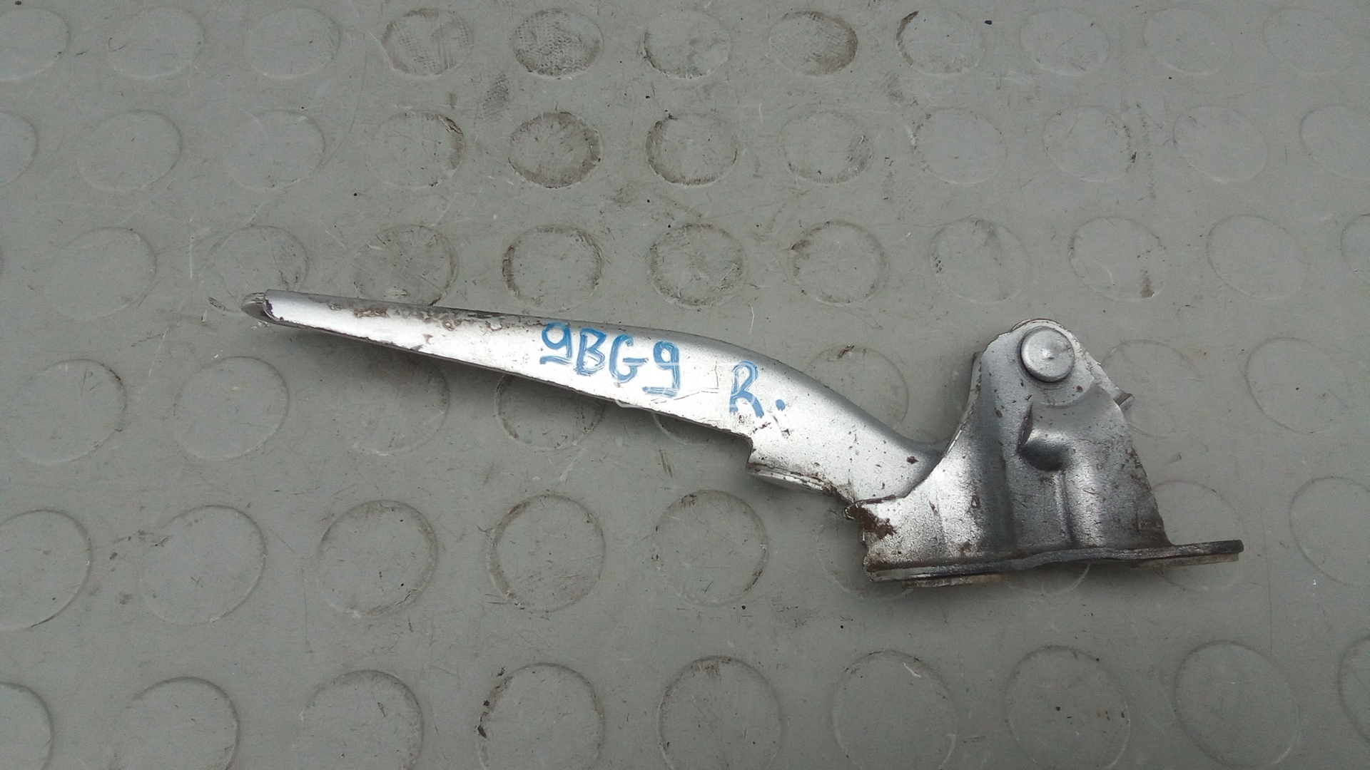 Петля капота