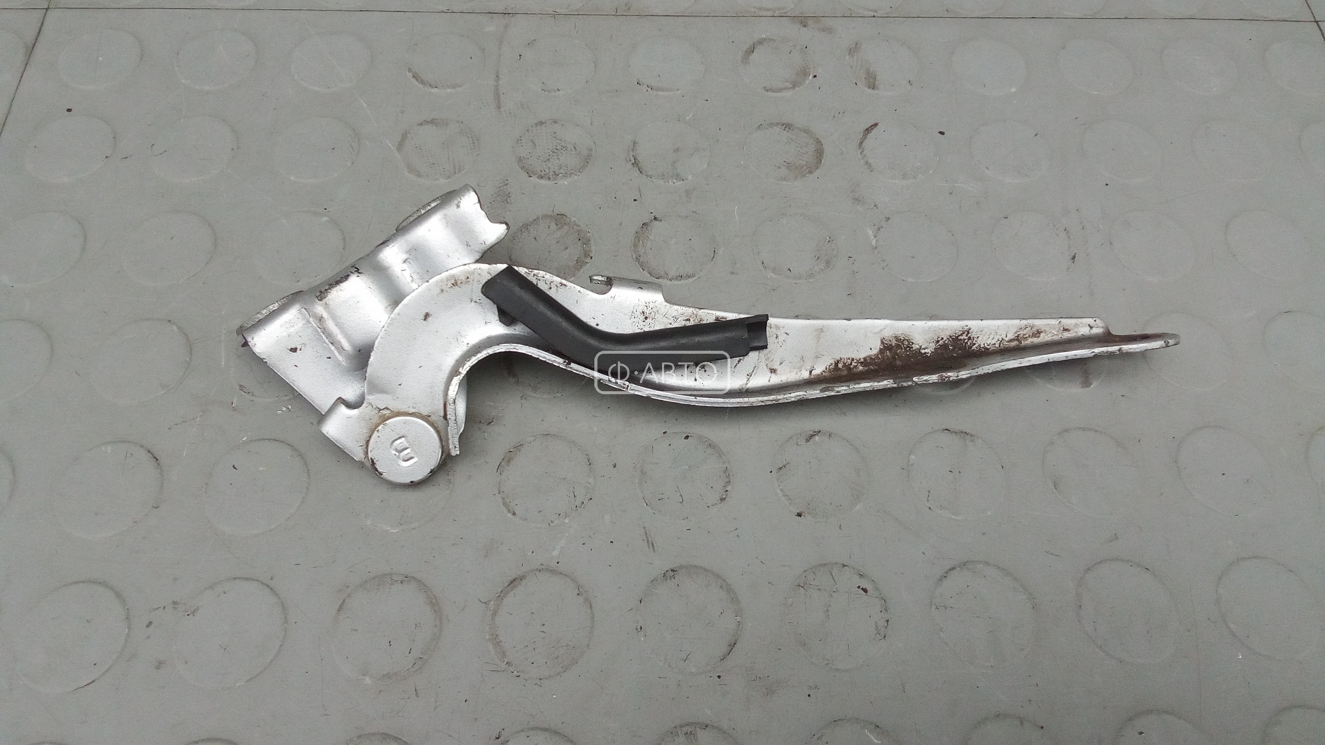 Петля капота