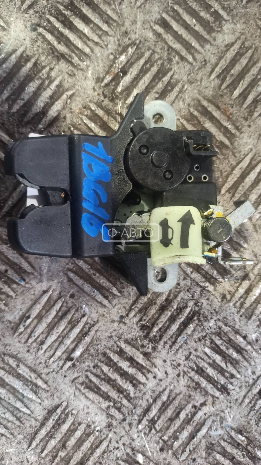 Замок крышки багажника