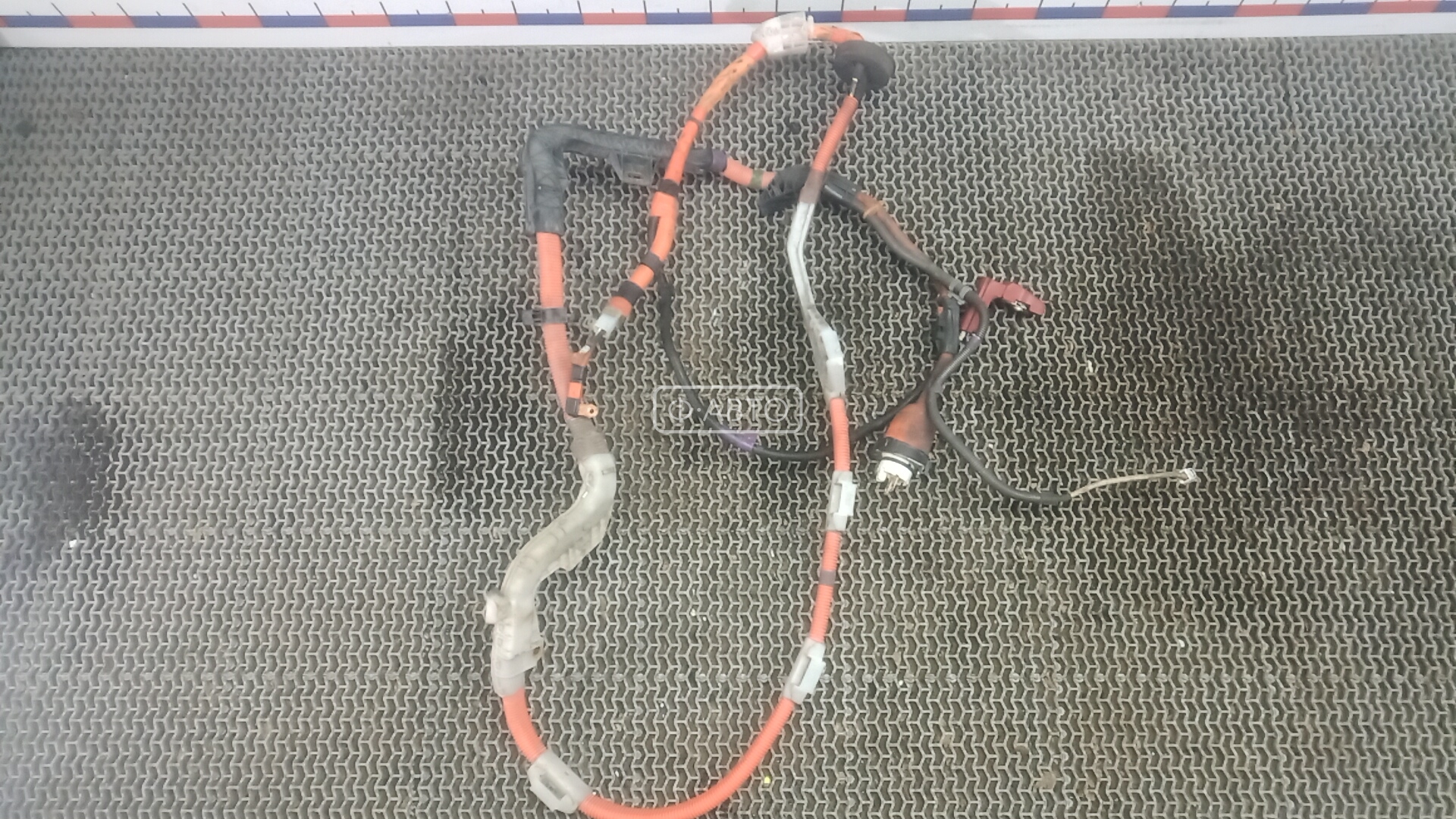 Клемма аккумулятора плюс