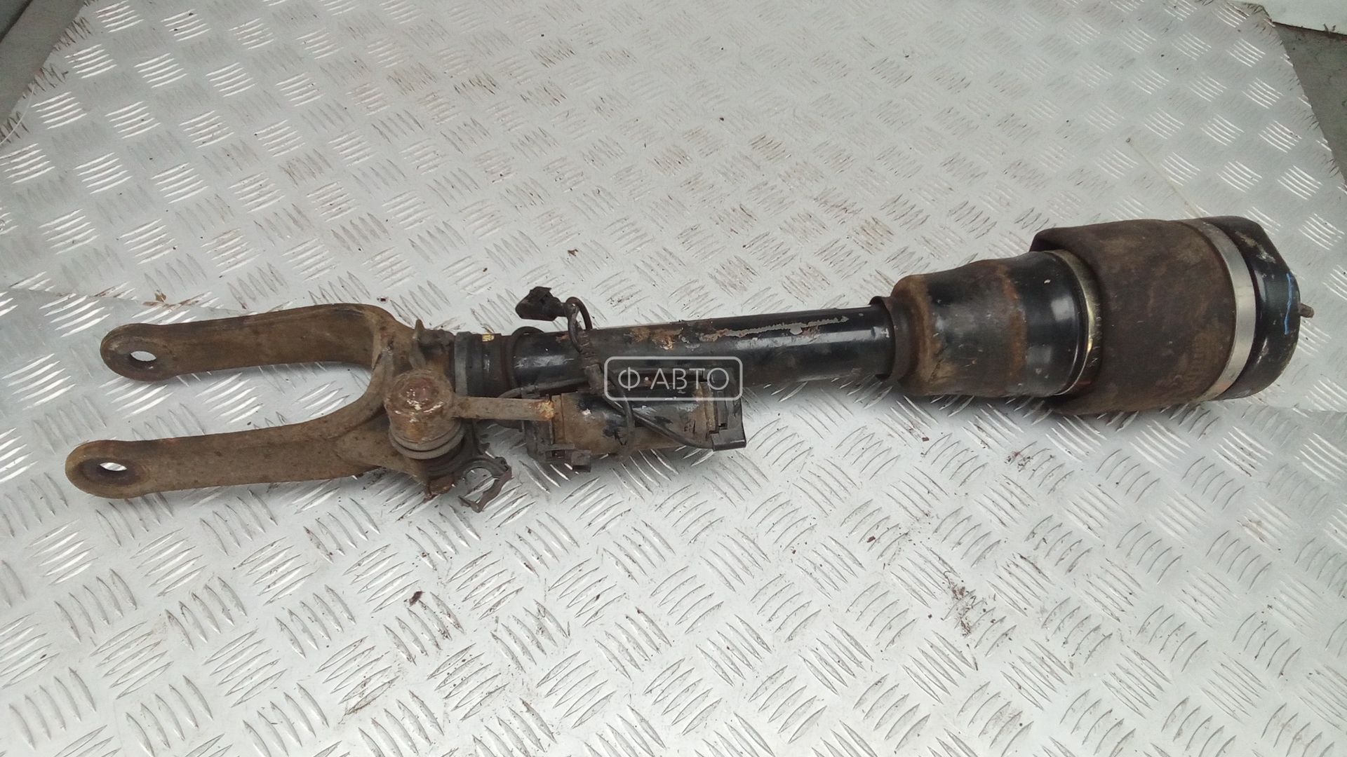 Стойка передняя левая