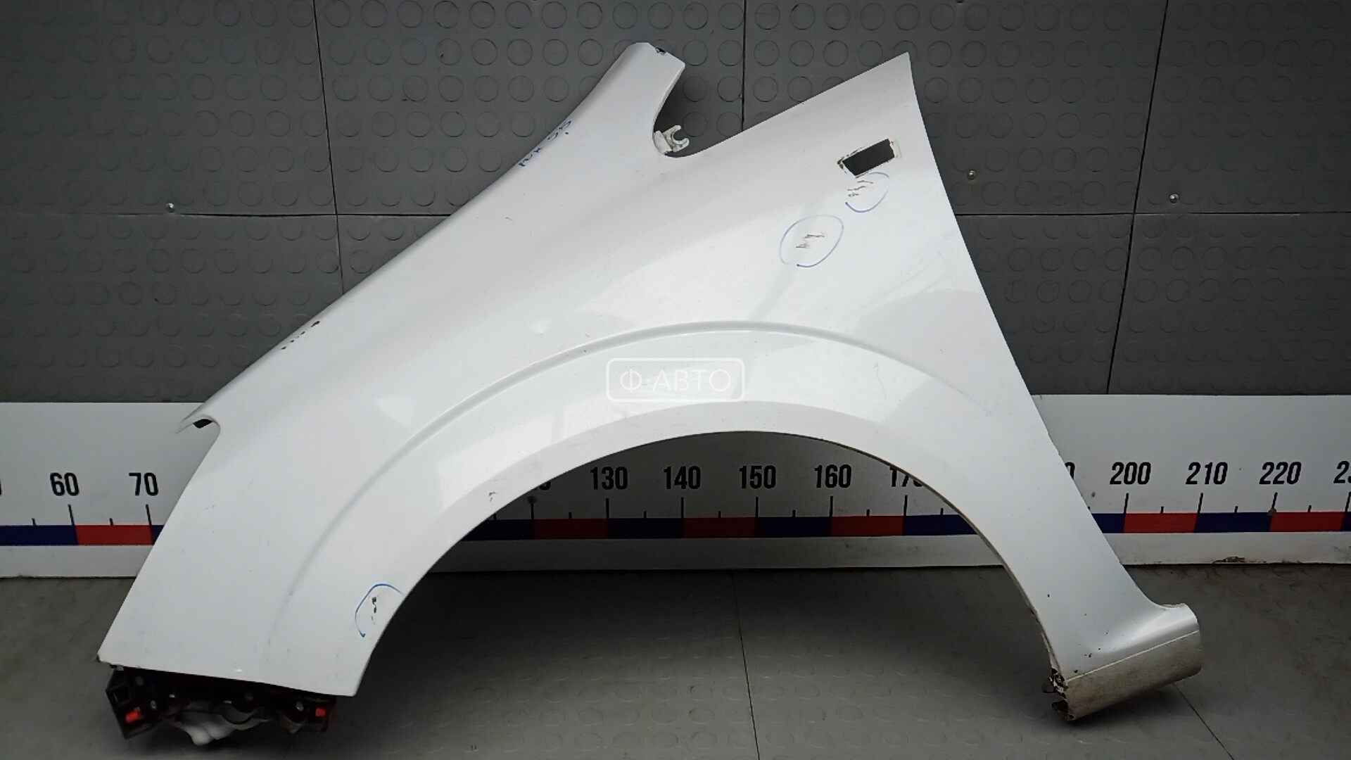 Крыло переднее левое