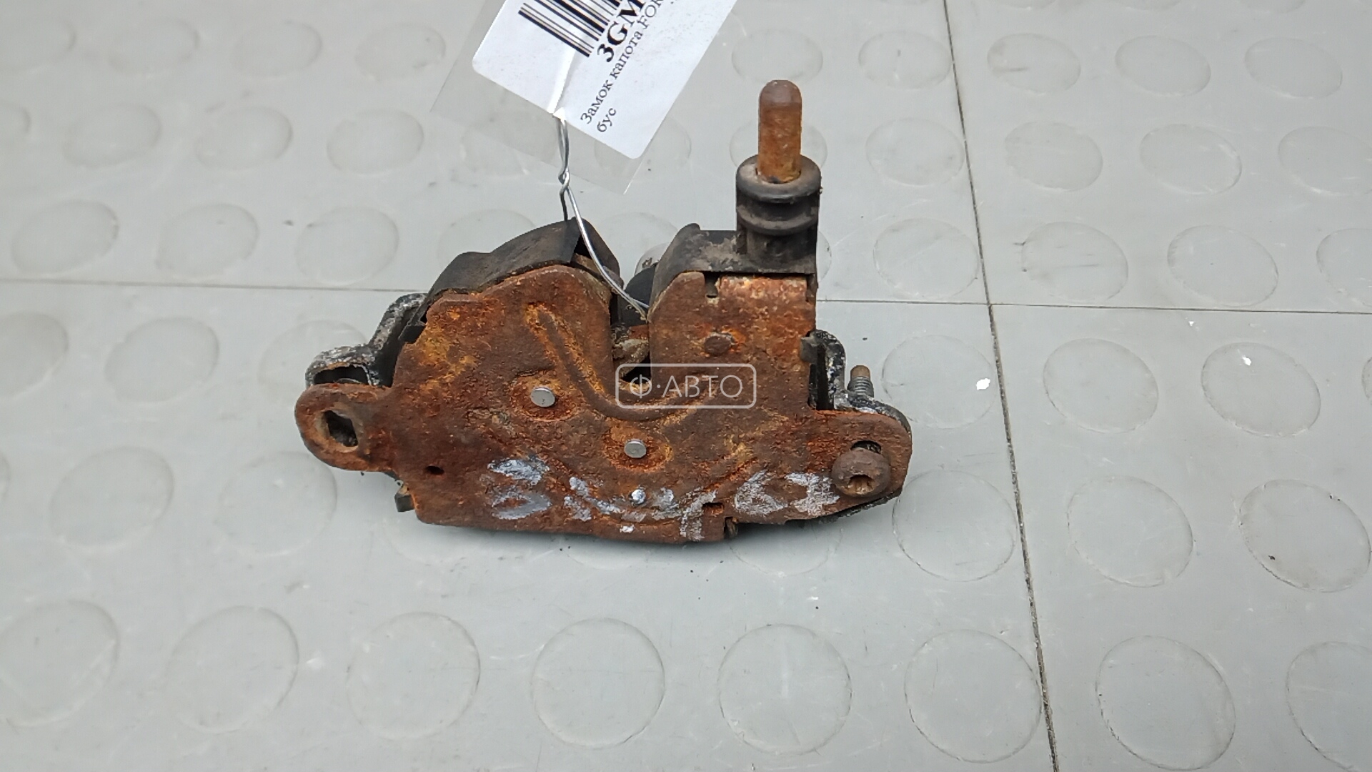 Замок капота