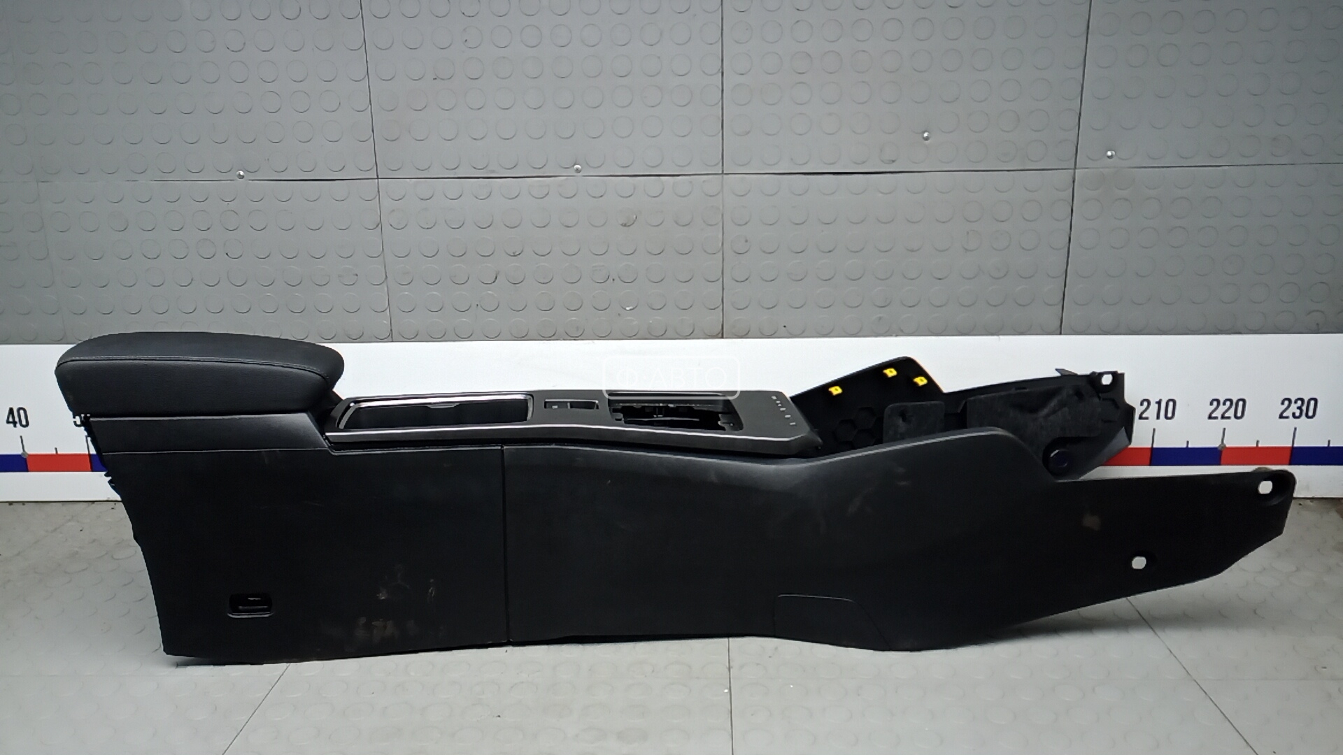 Подлокотник центральный