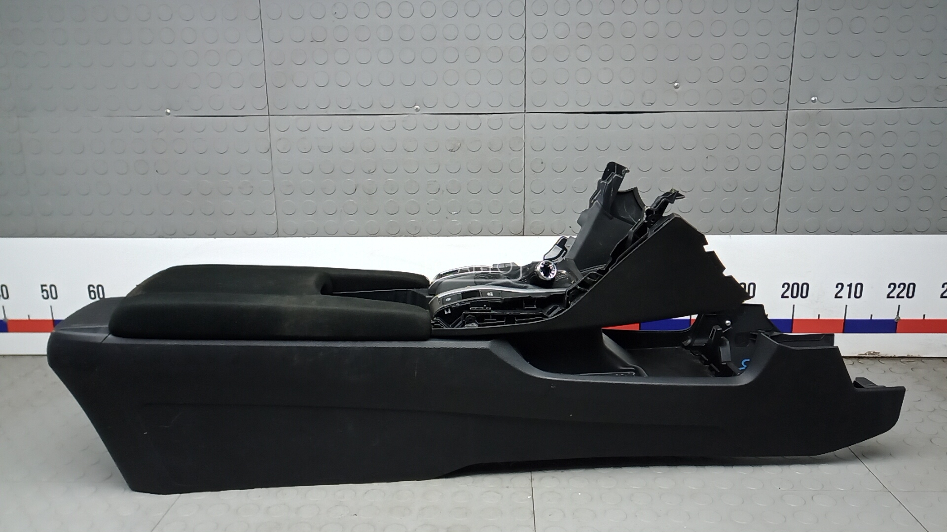 Подлокотник центральный