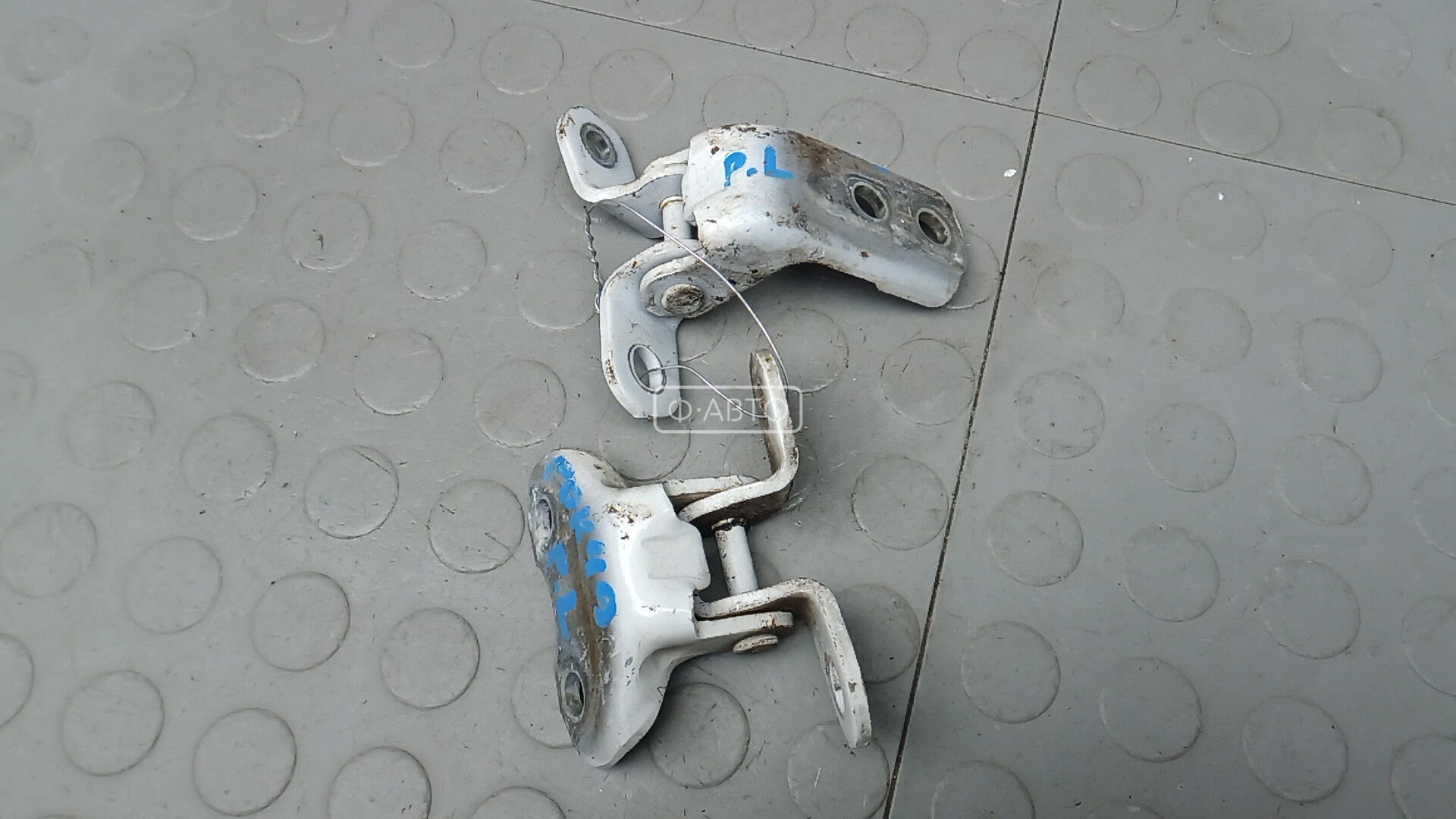 Петля передняя левая