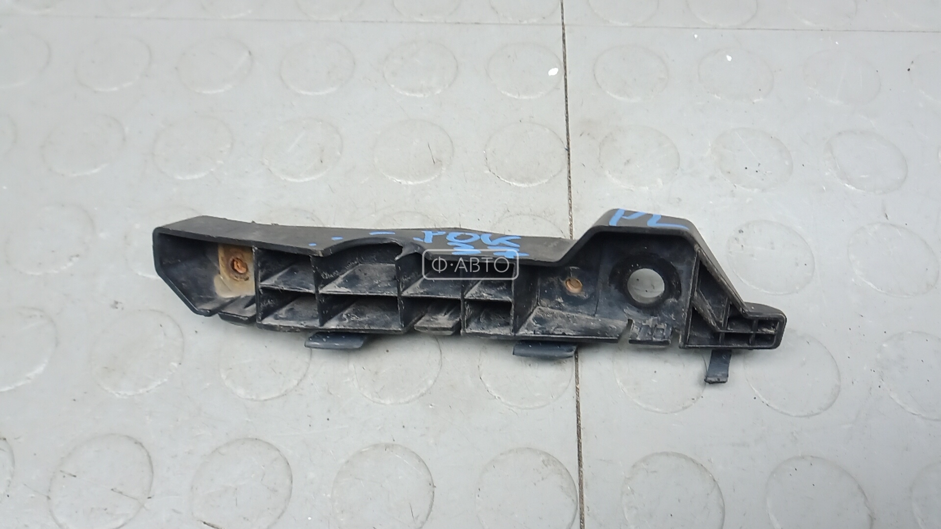 Крепление бампера переднее