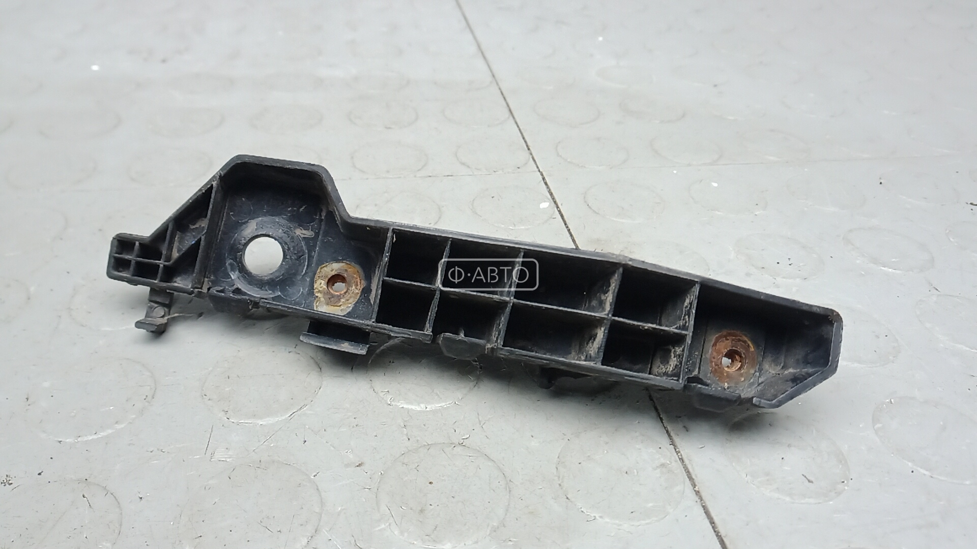 Крепление бампера переднее