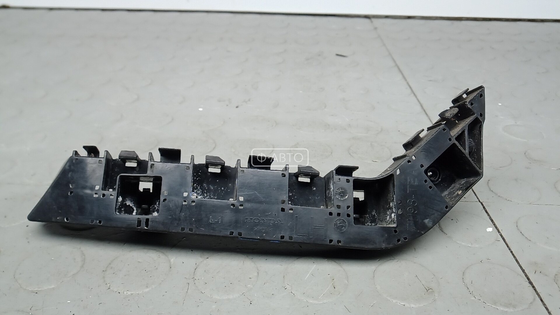 Крепление бампера переднее