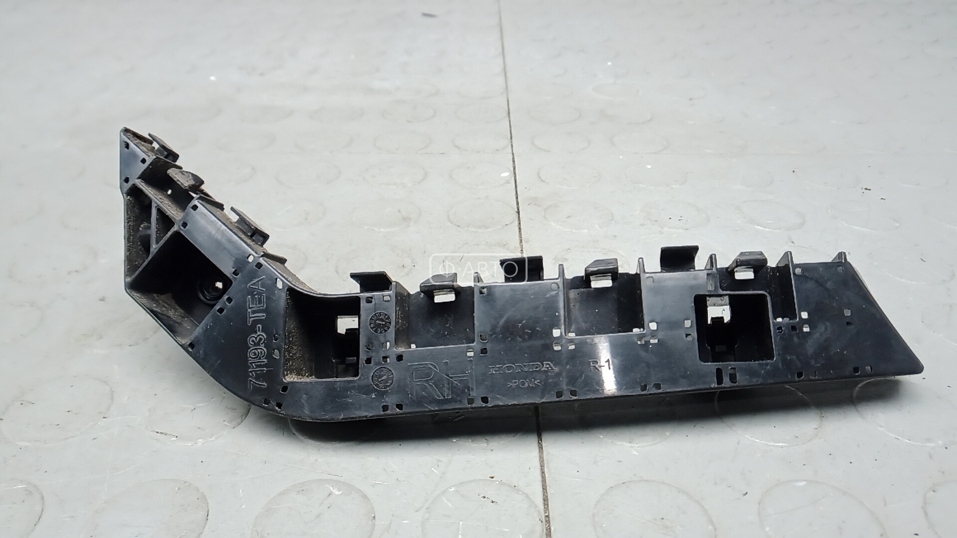 Крепление бампера переднее