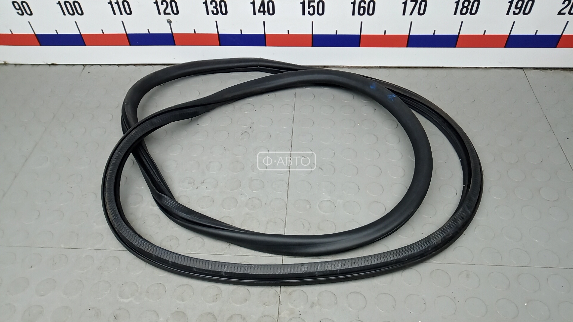 Уплотнитель двери передней правой