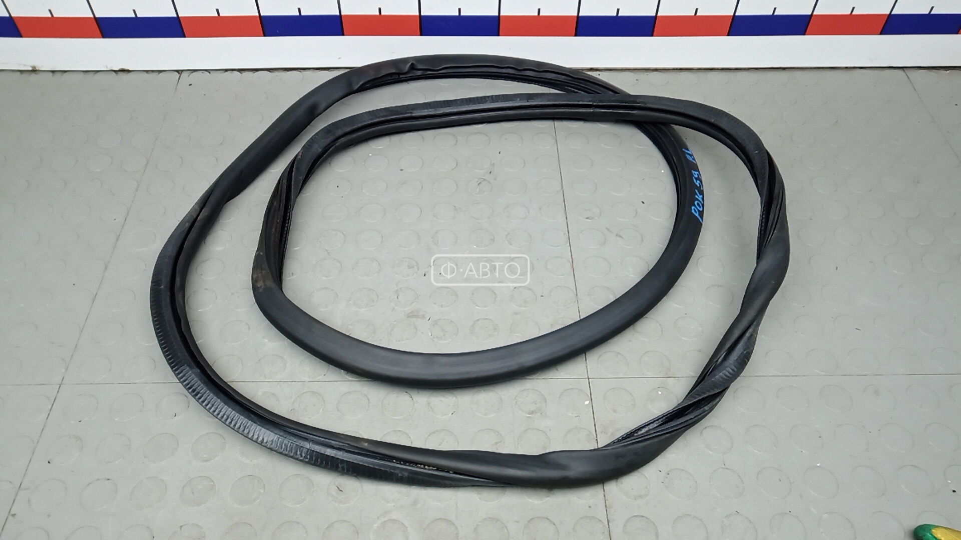 Уплотнитель двери передней левой