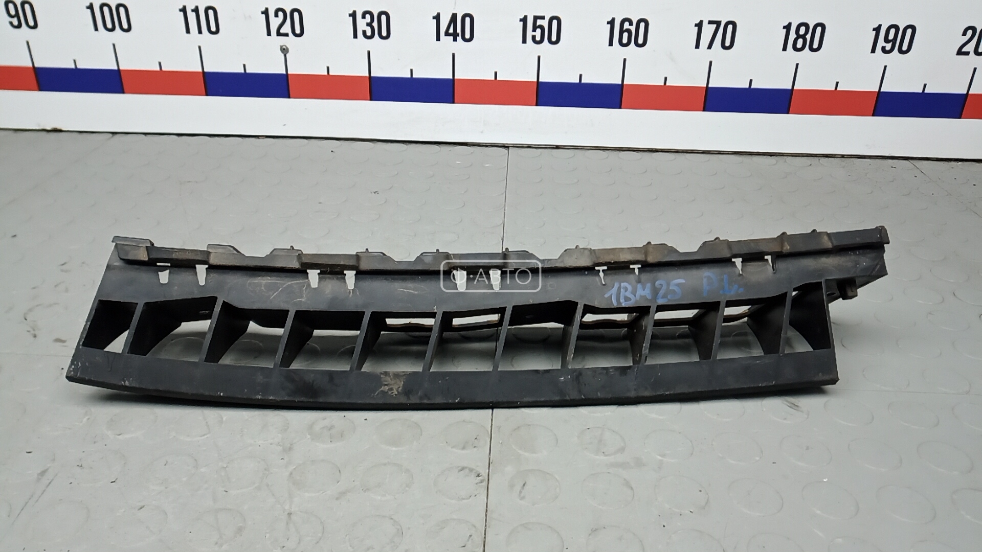 Крепление бампера переднее