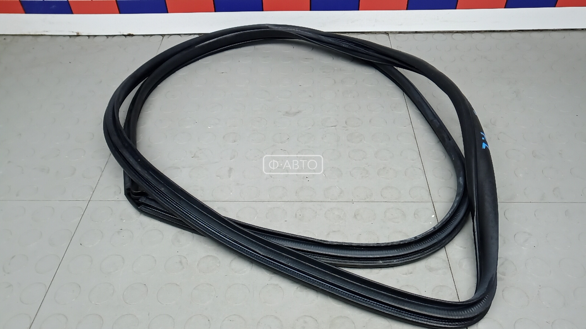 Уплотнитель двери передней левой