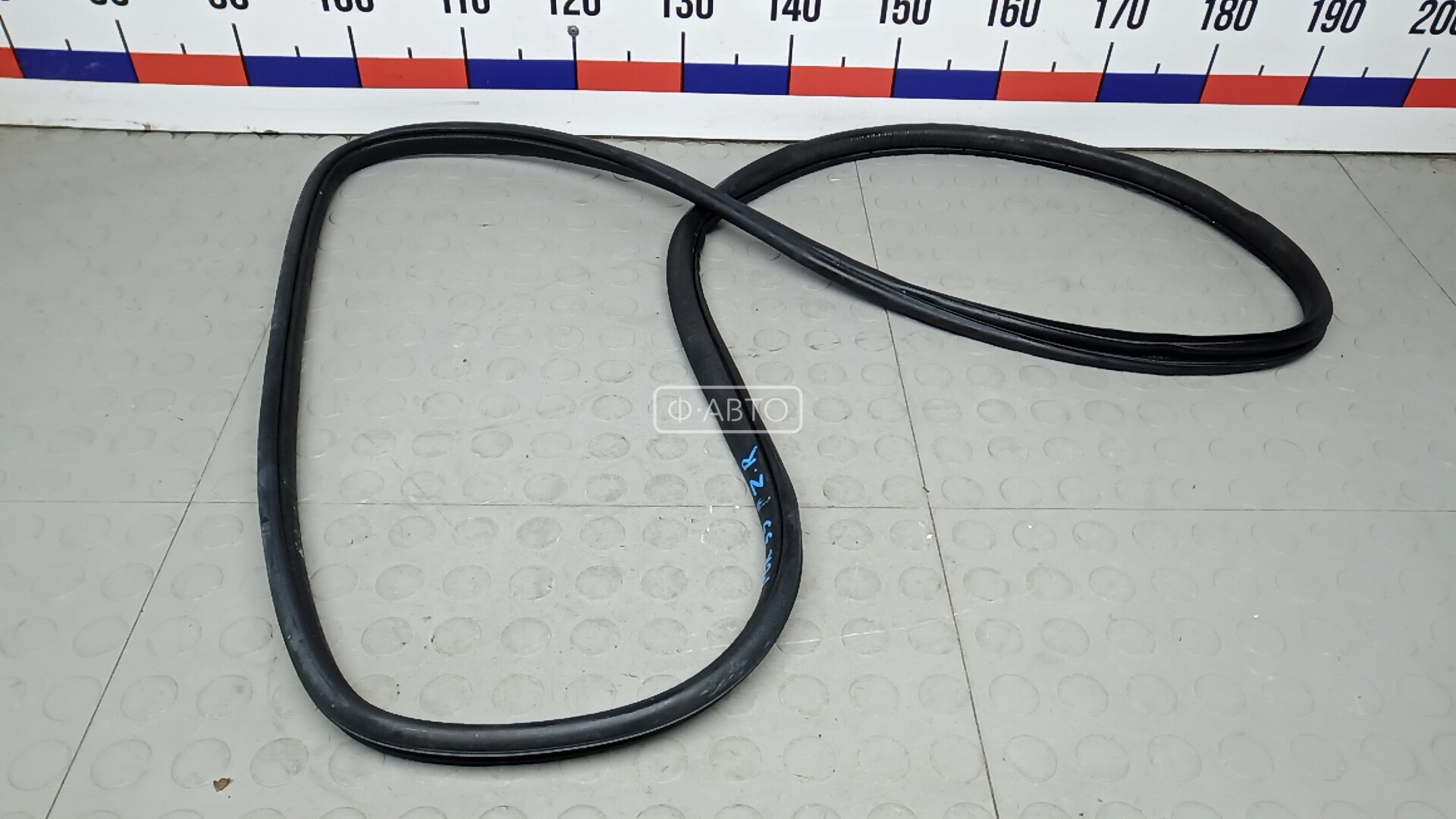 Уплотнитель двери задней правой