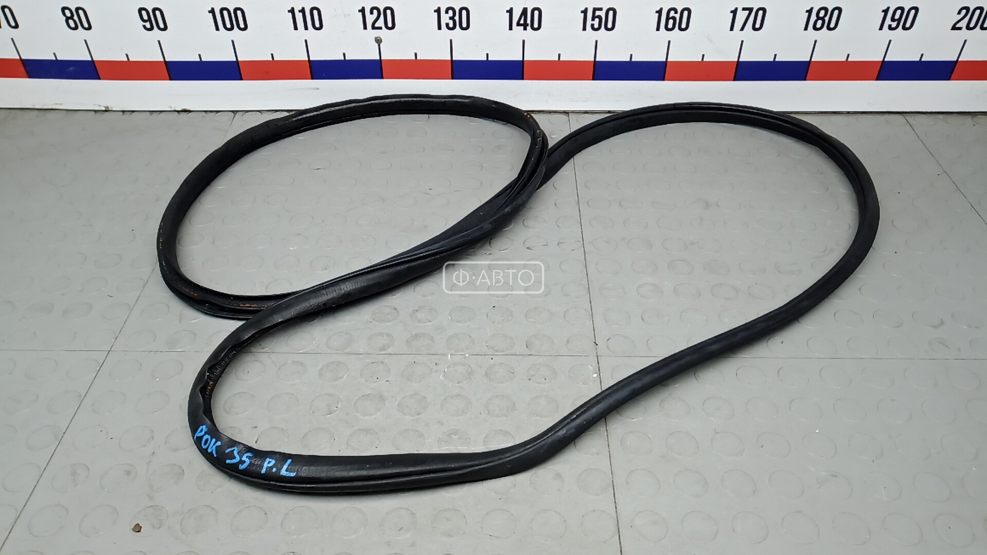 Уплотнитель двери передней левой