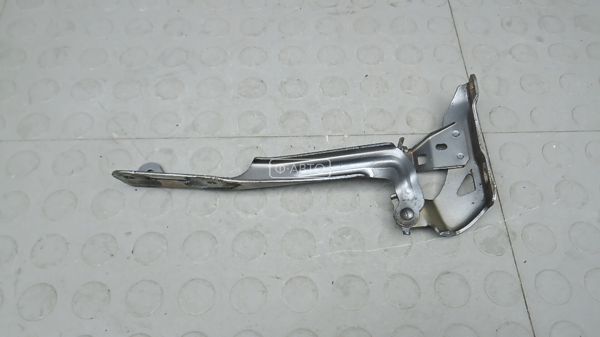 Петля капота