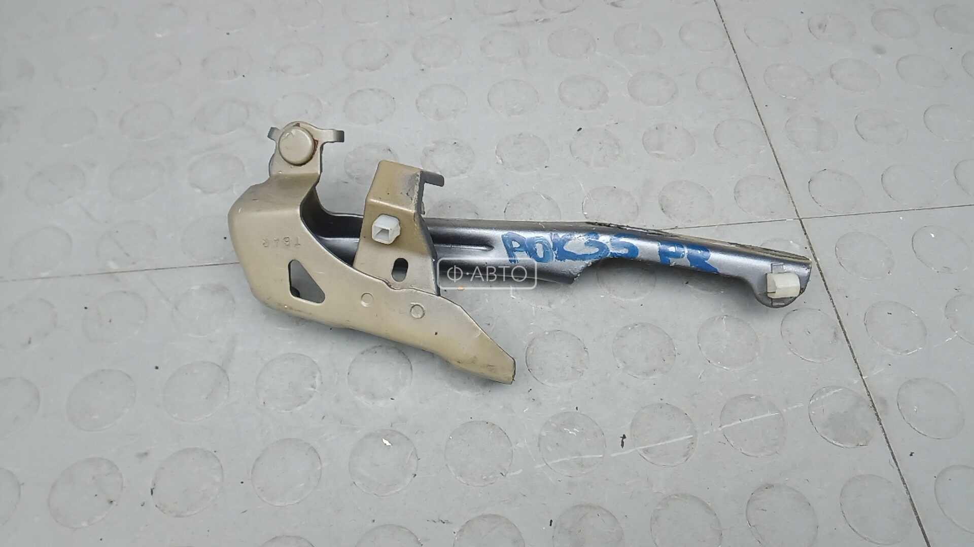 Петля капота