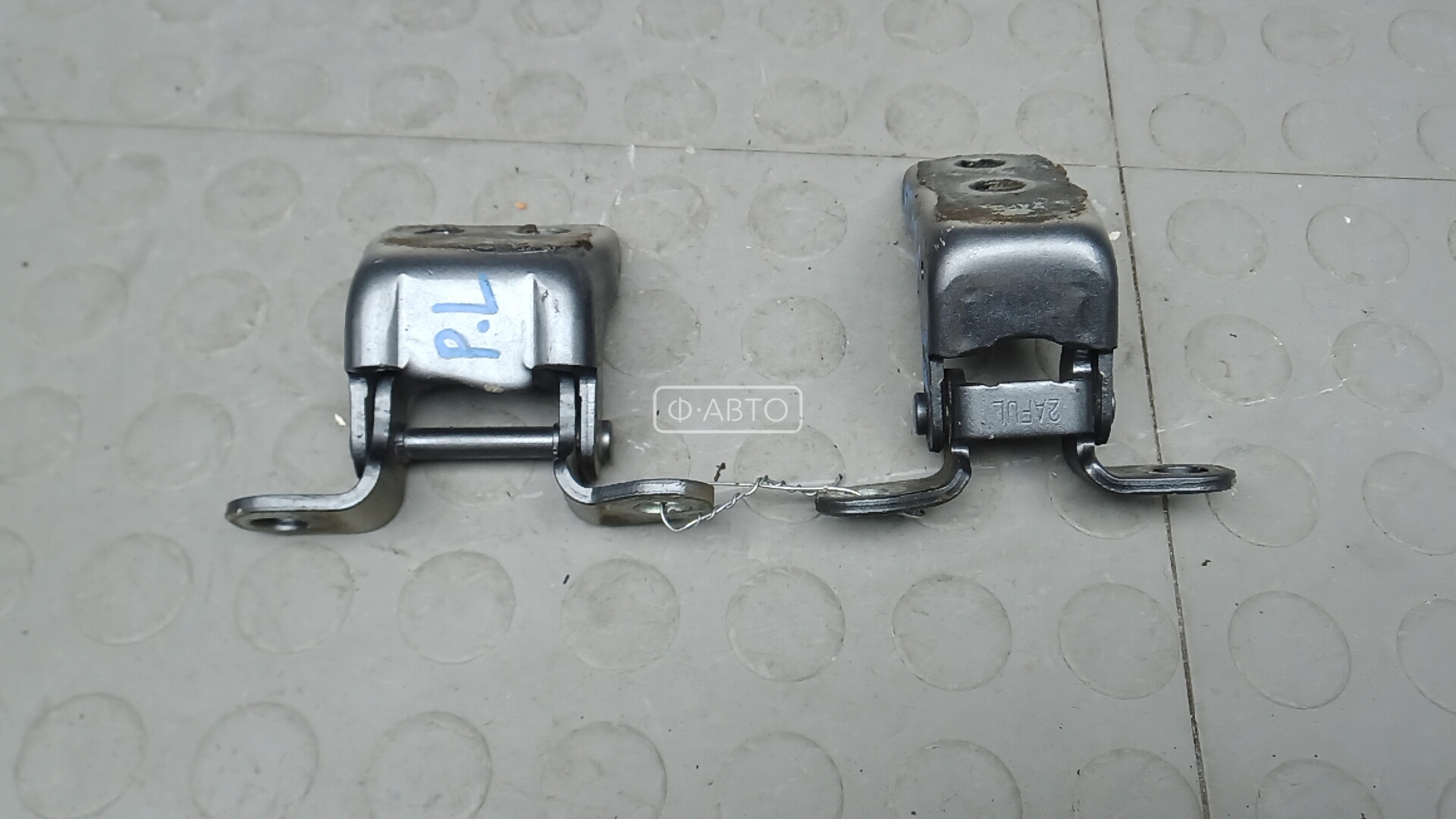 Петля передняя левая