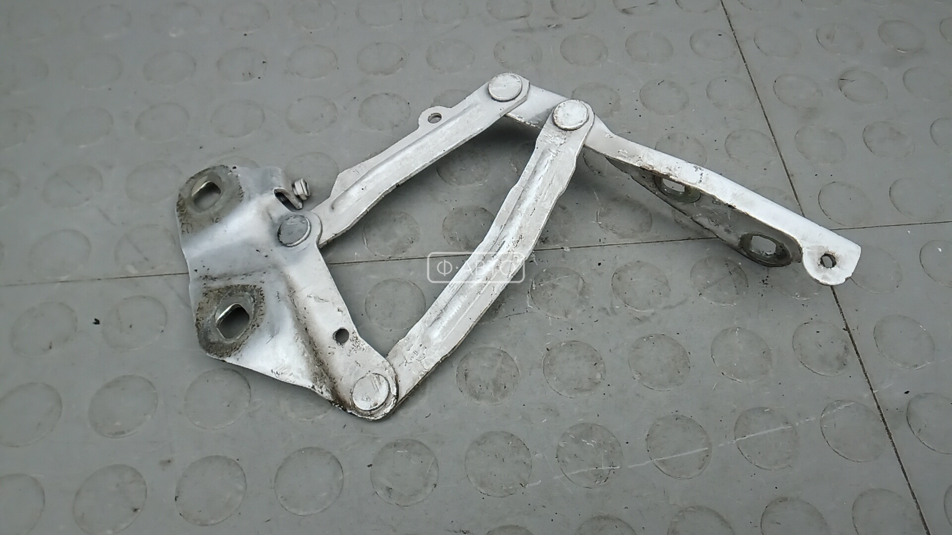 Петля капота