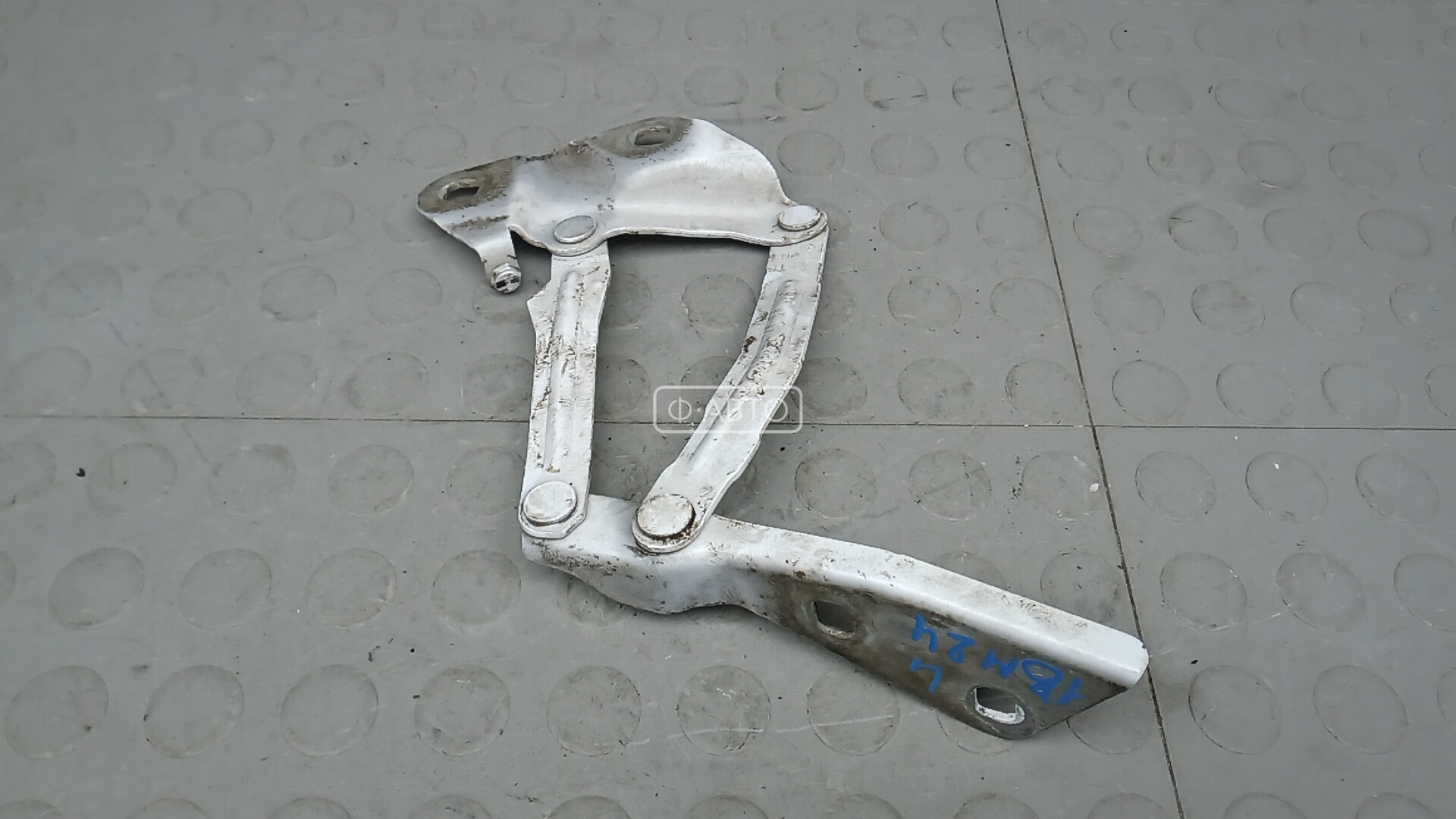 Петля капота