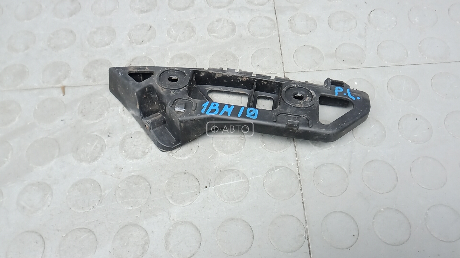 Крепление бампера переднее