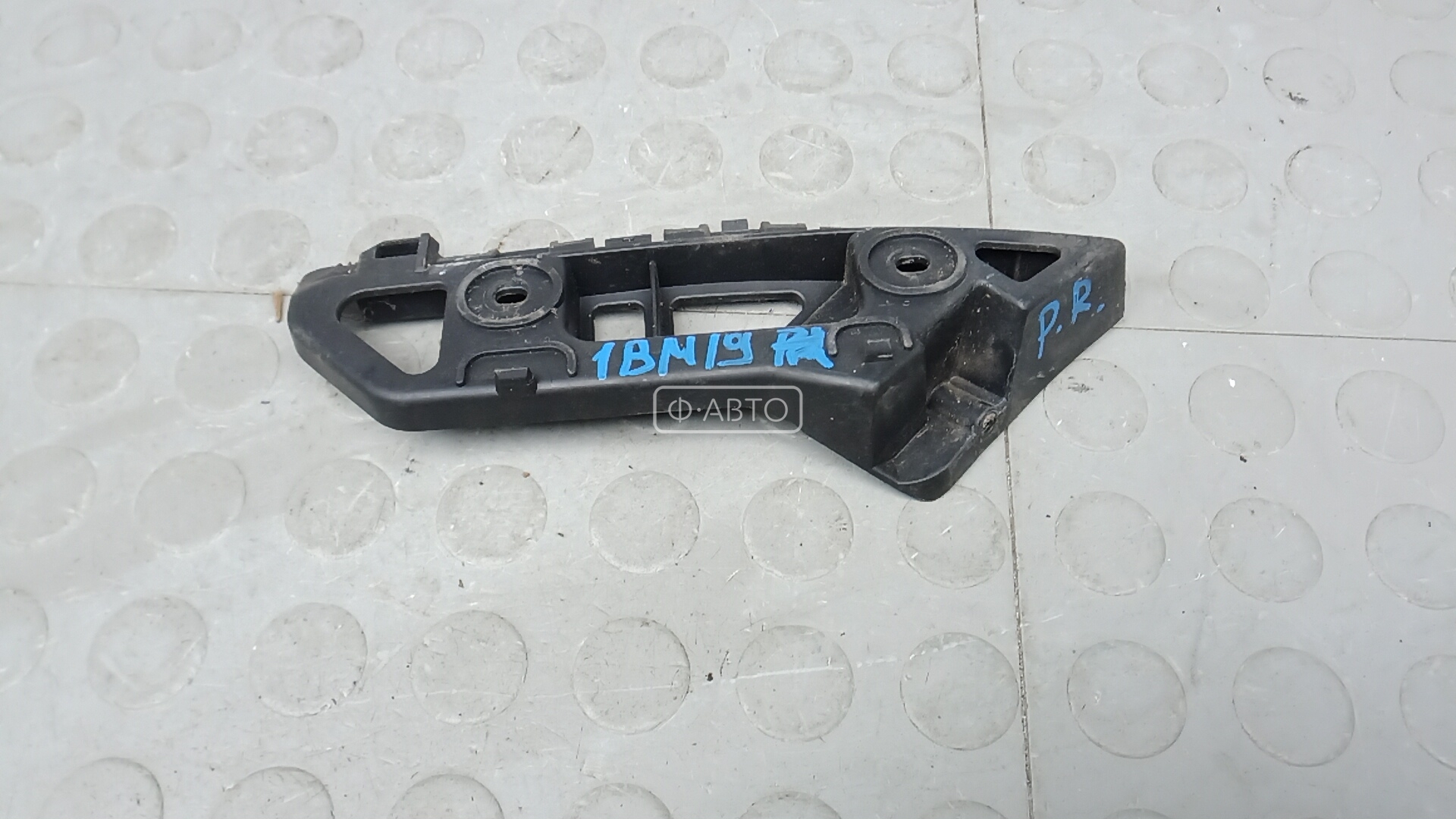Крепление бампера переднее