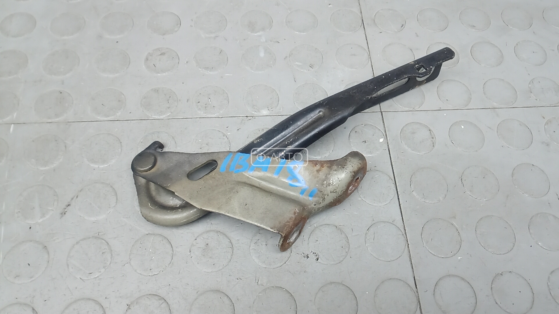 Петля капота