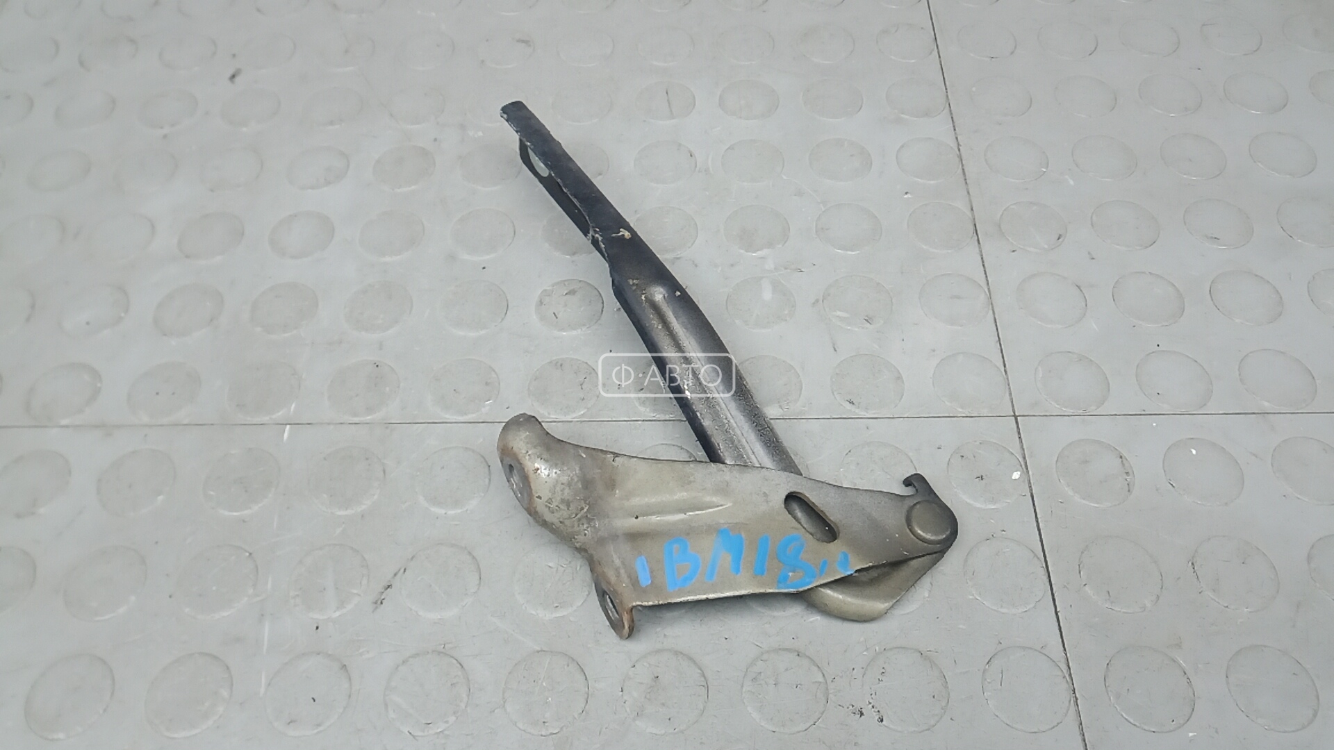 Петля капота