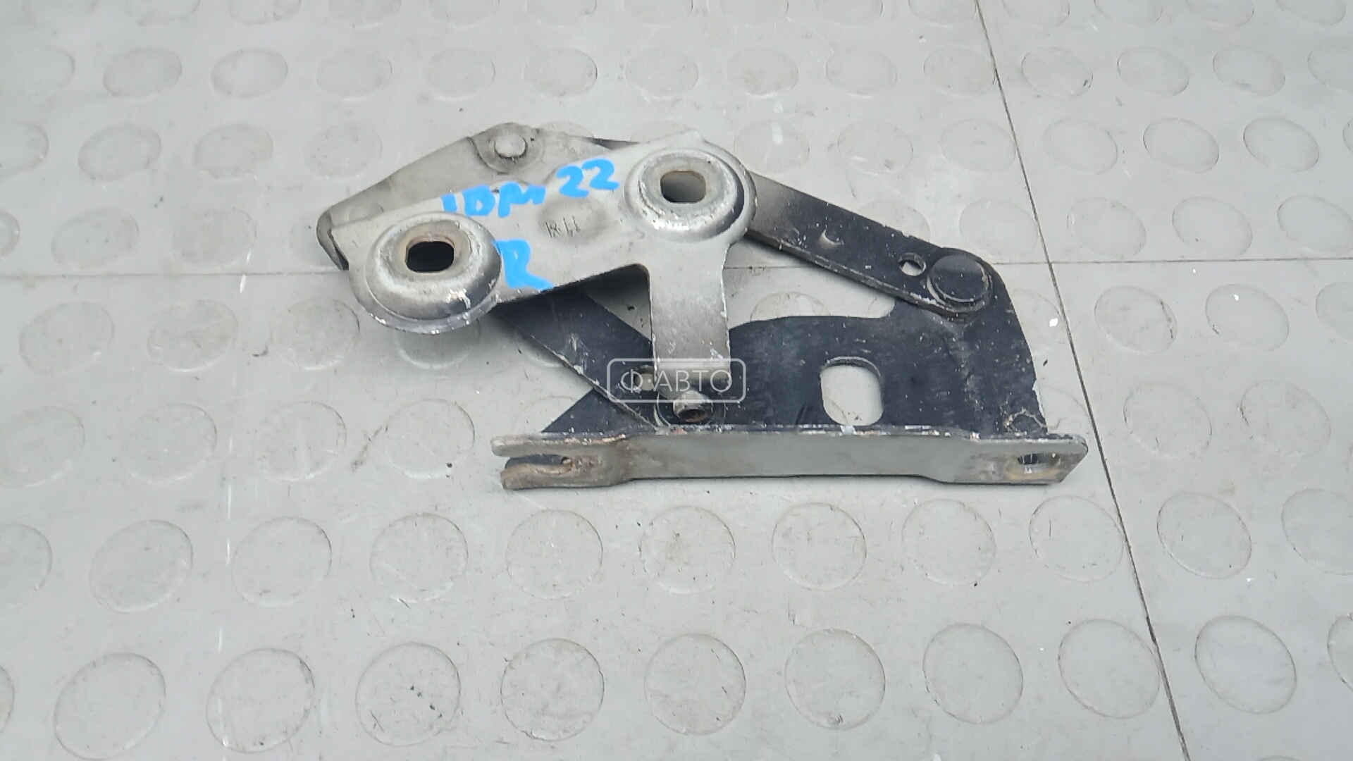 Петля капота