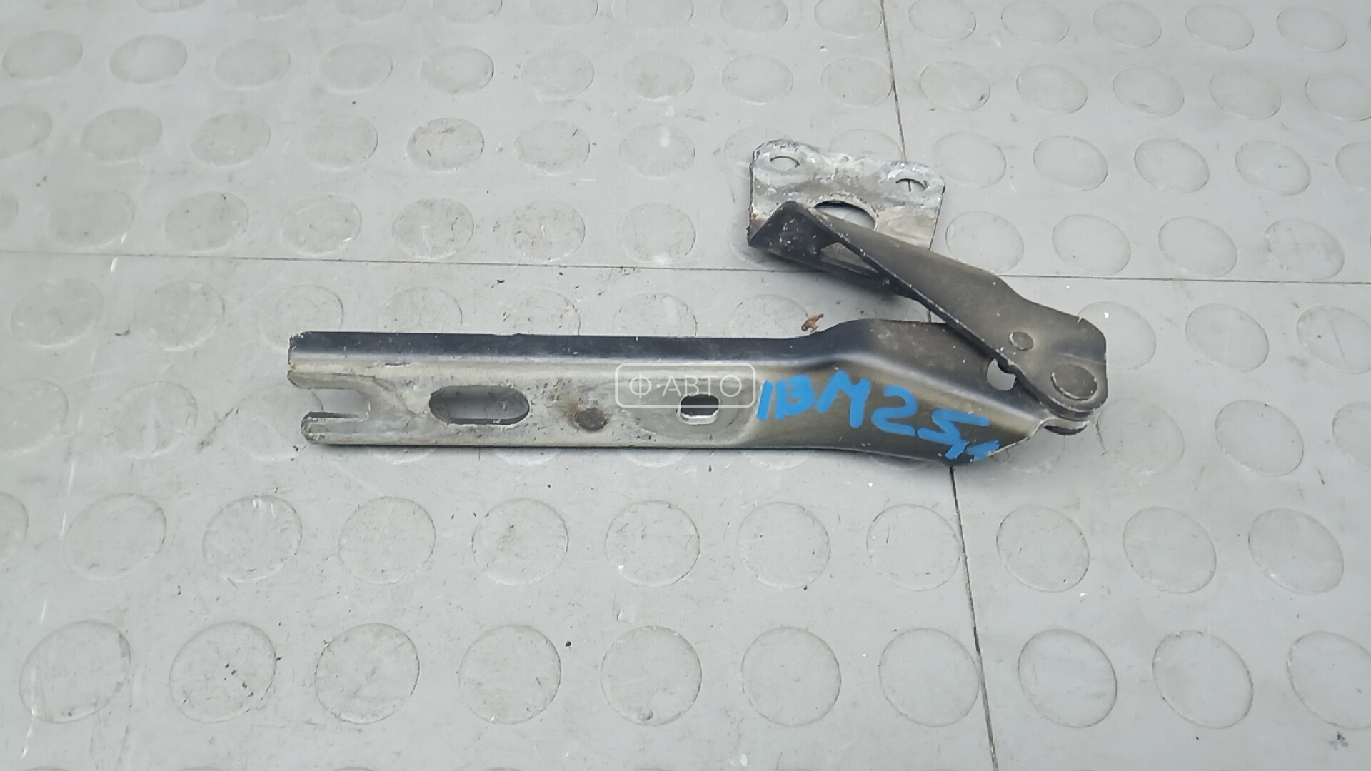 Петля капота