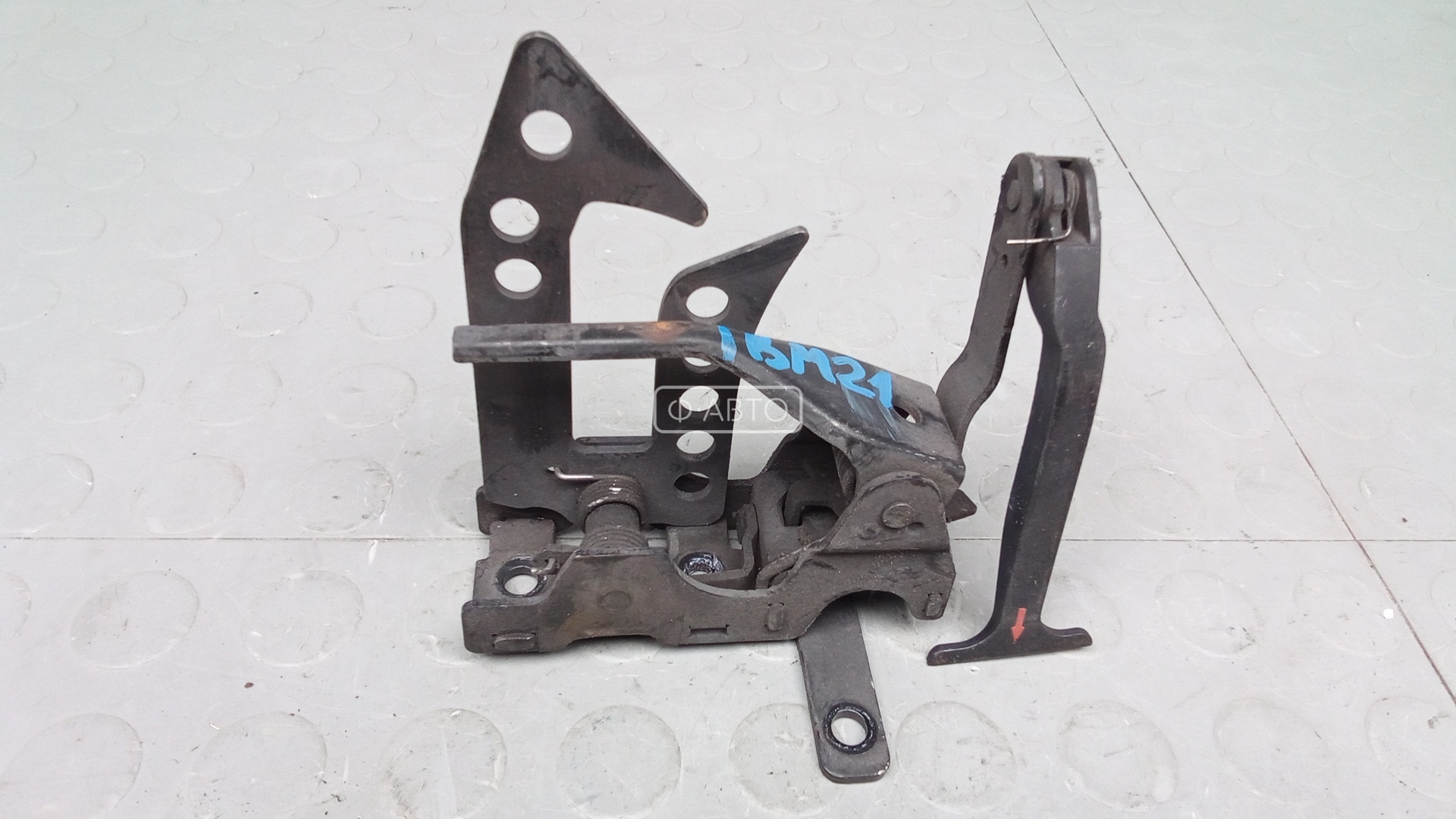 Замок капота