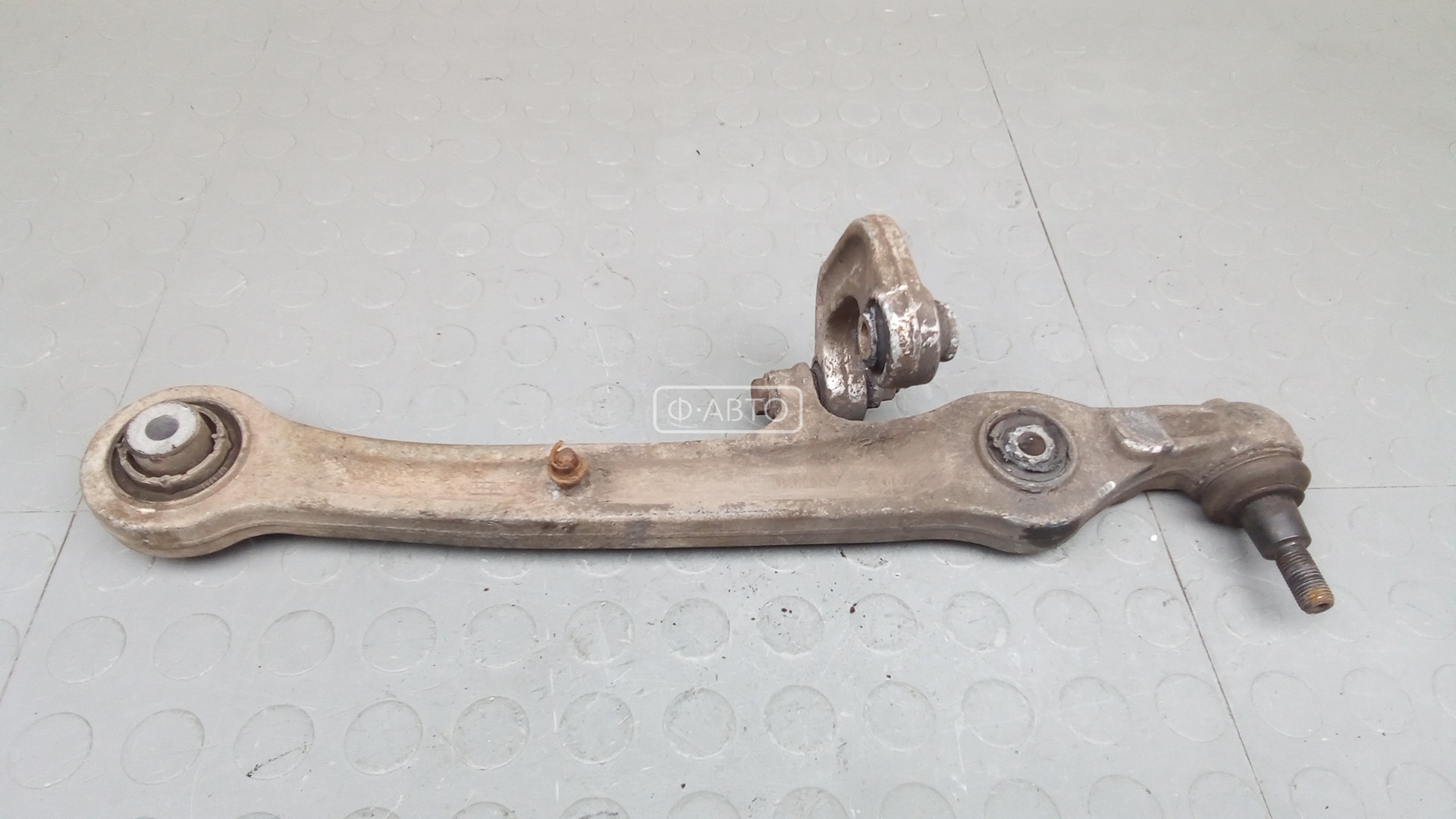 Рычаг передний нижний правый