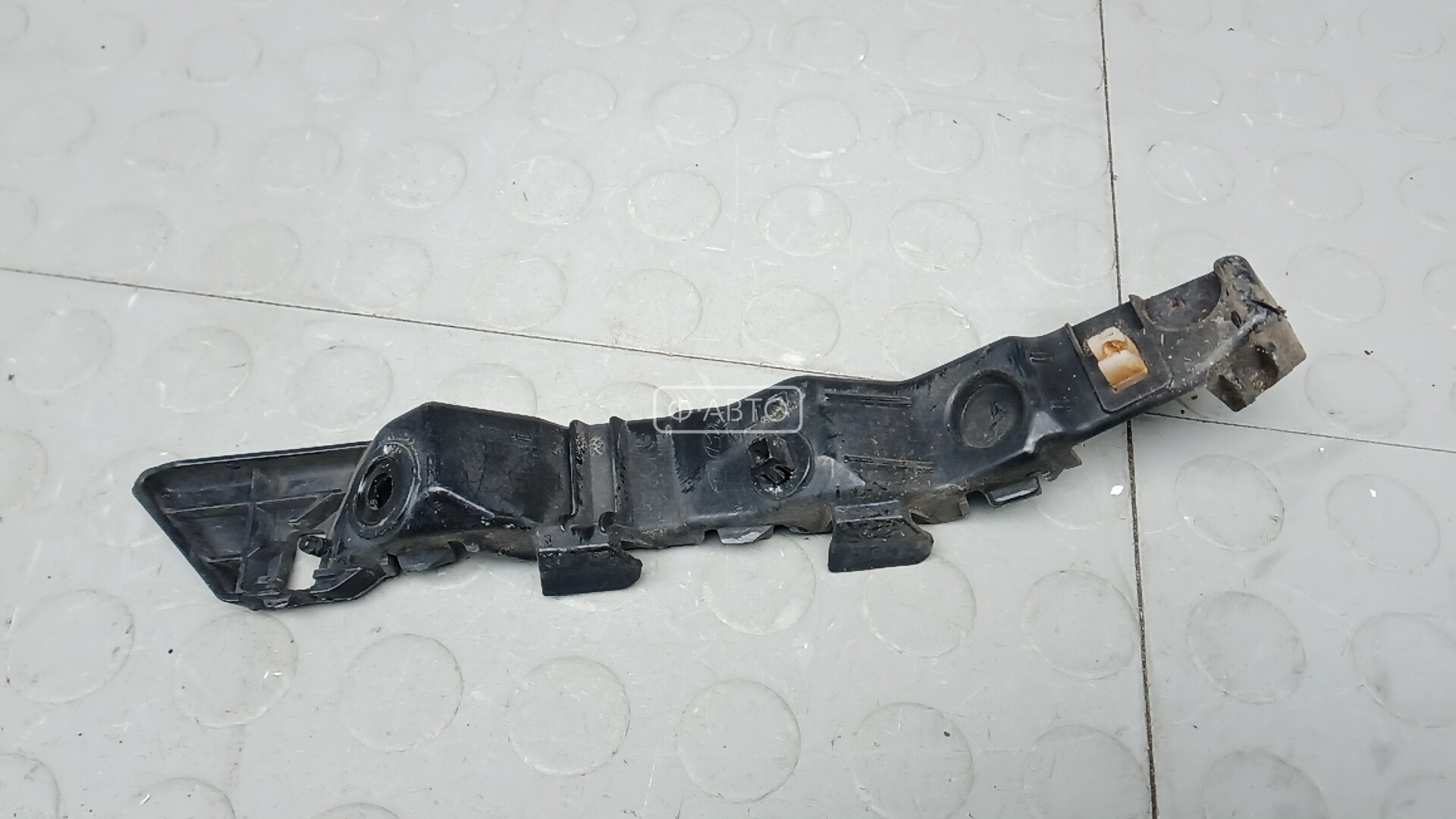 Крепление бампера переднее