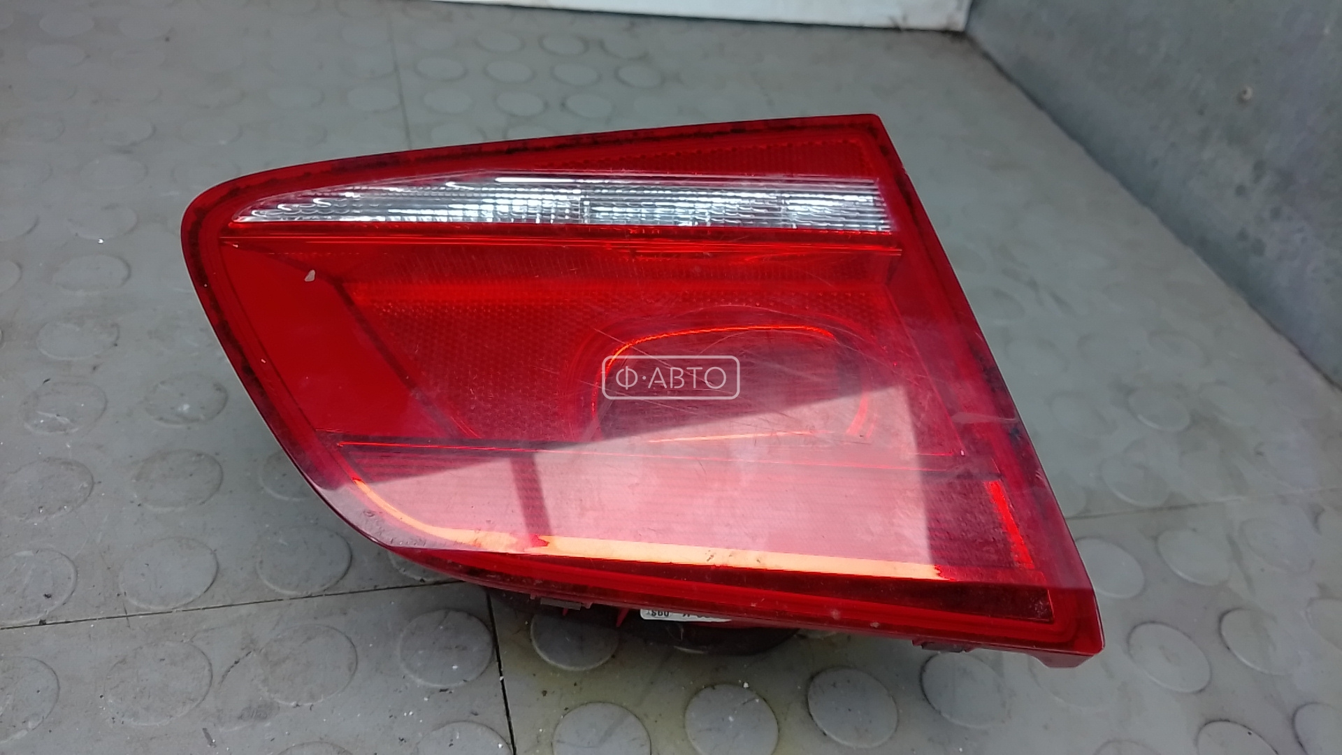 Фонарь левый крышки багажника