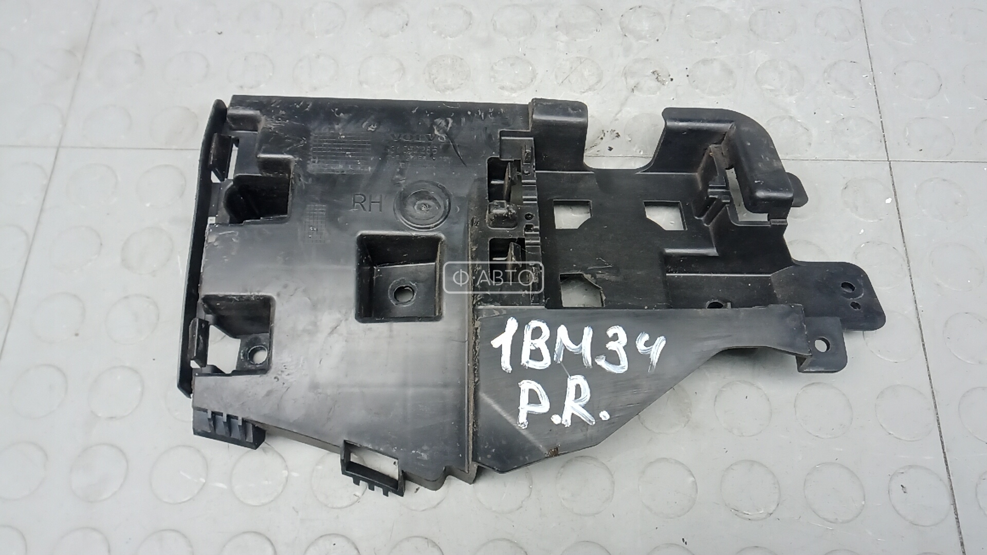 Крепление бампера переднее