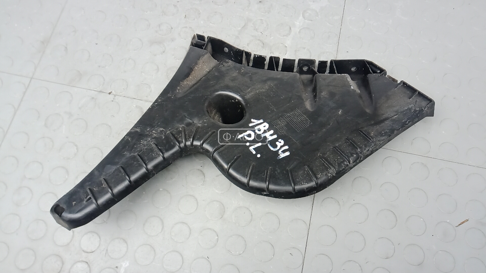 Крепление бампера переднее