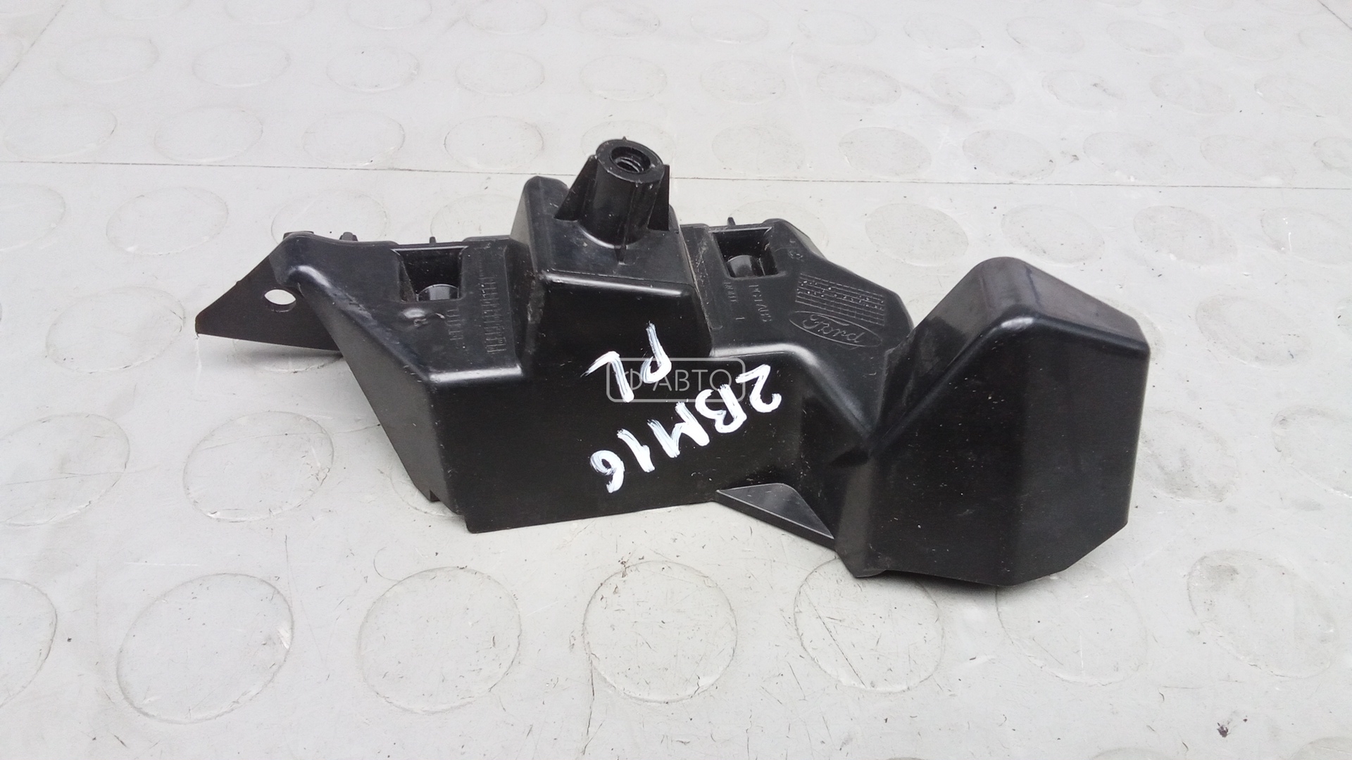 Крепление бампера переднее