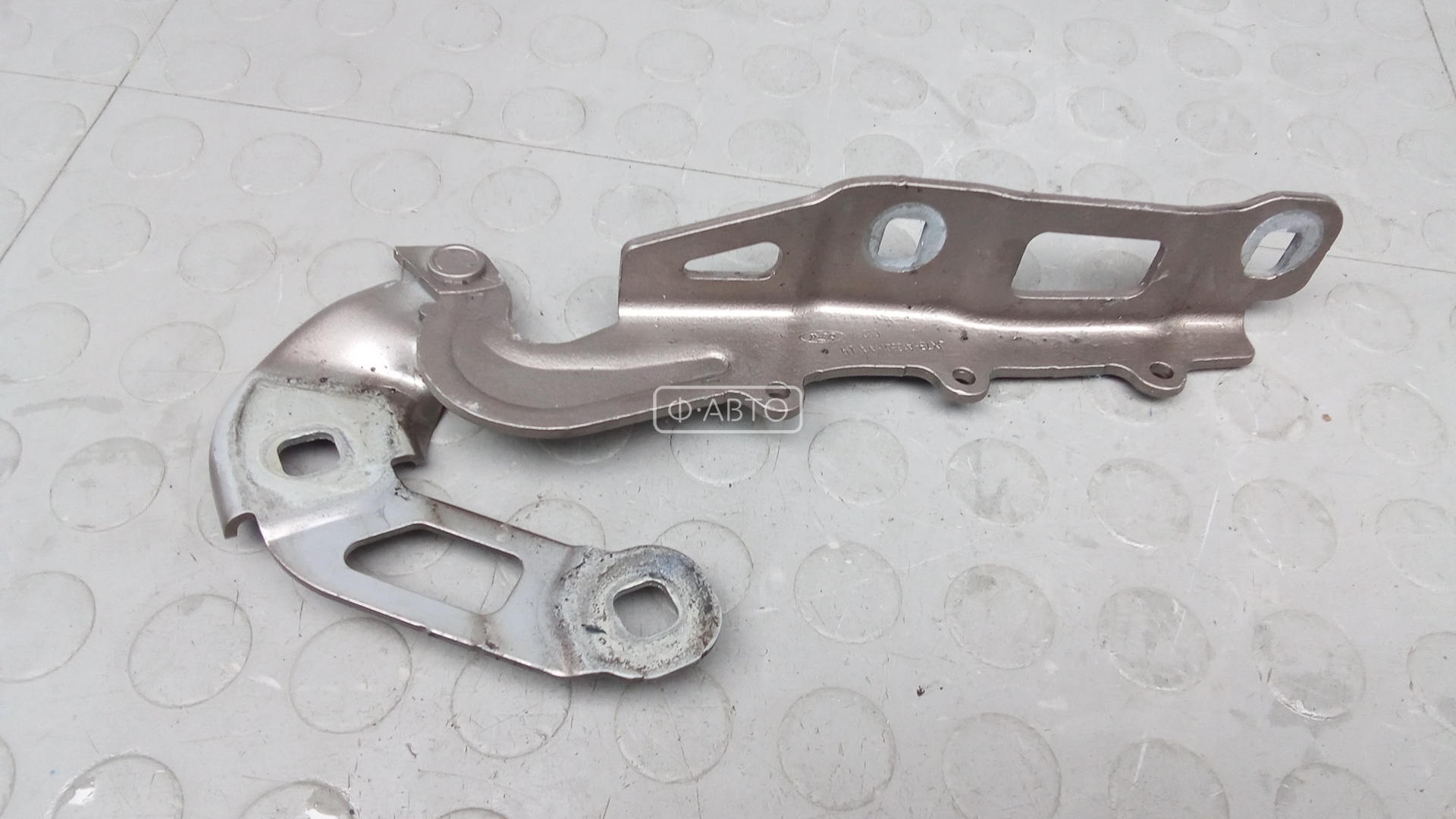 Петля капота