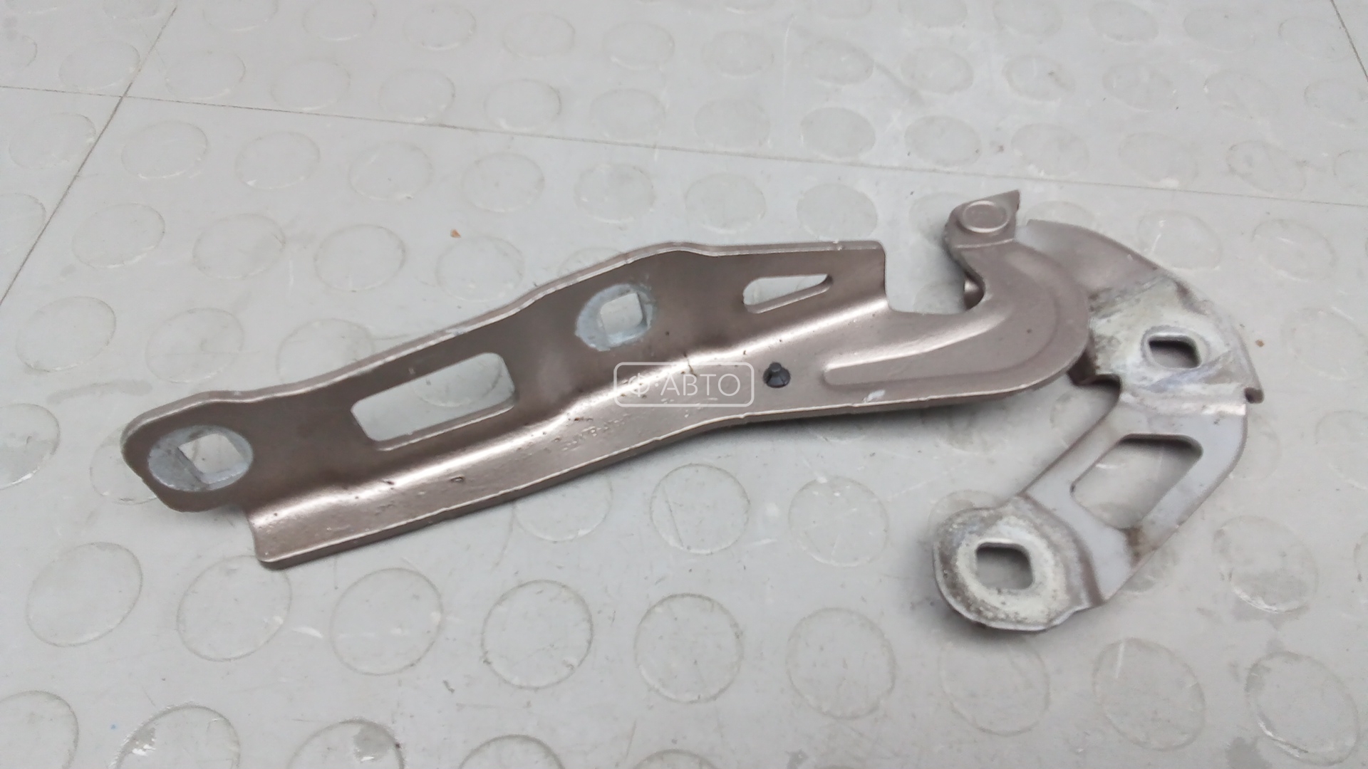 Петля капота