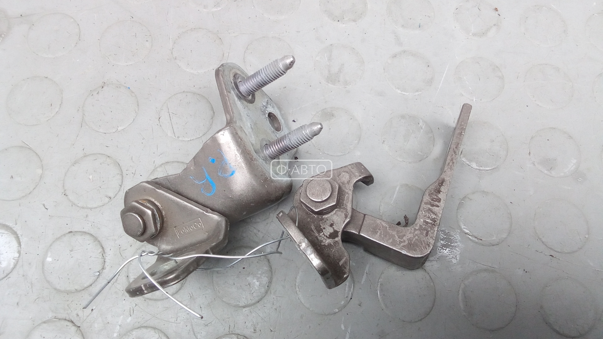 Петля передняя правая