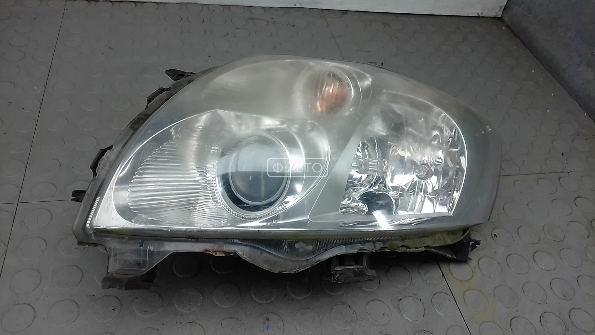 Фара левая