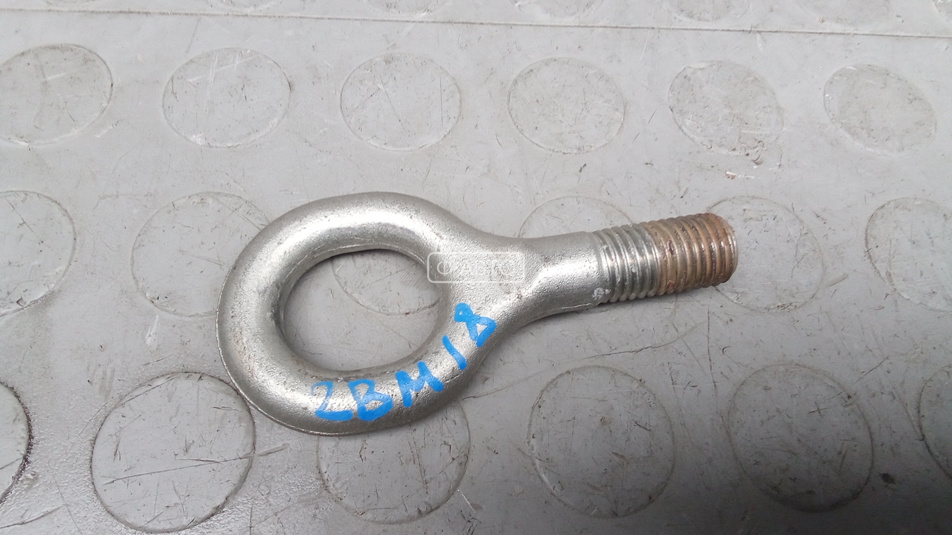 Крюк буксировочный